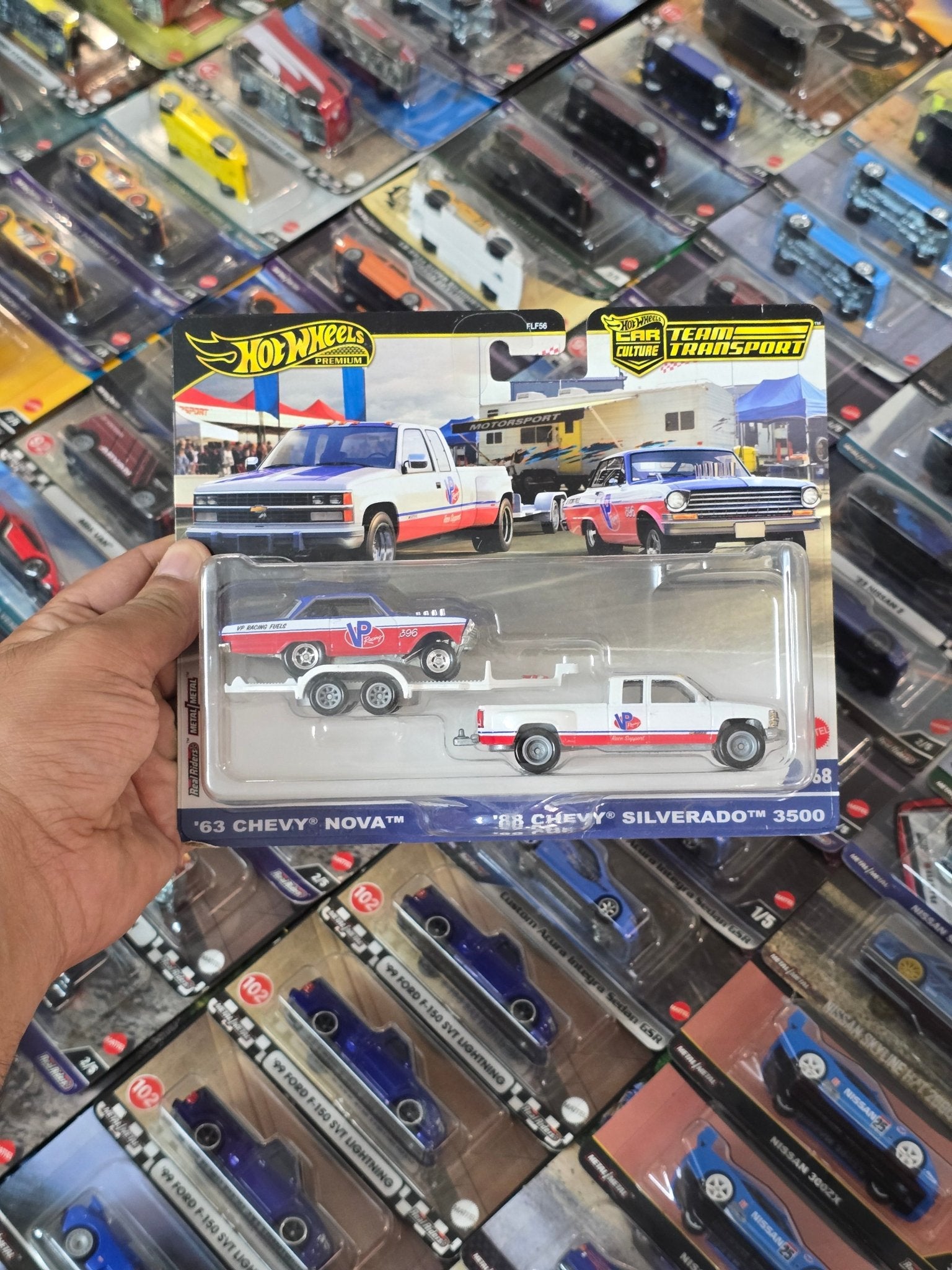 Hot Wheels Team Transport Chevrolet 1963 Nova With 1988 Silverado 3500 - Kinder Logs