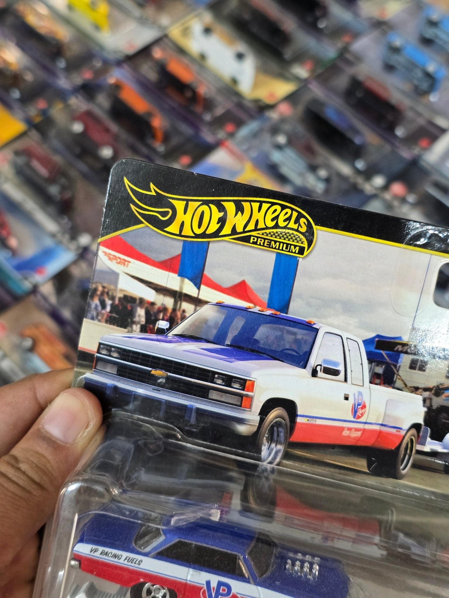 Hot Wheels Team Transport Chevrolet 1963 Nova With 1988 Silverado 3500 - Kinder Logs