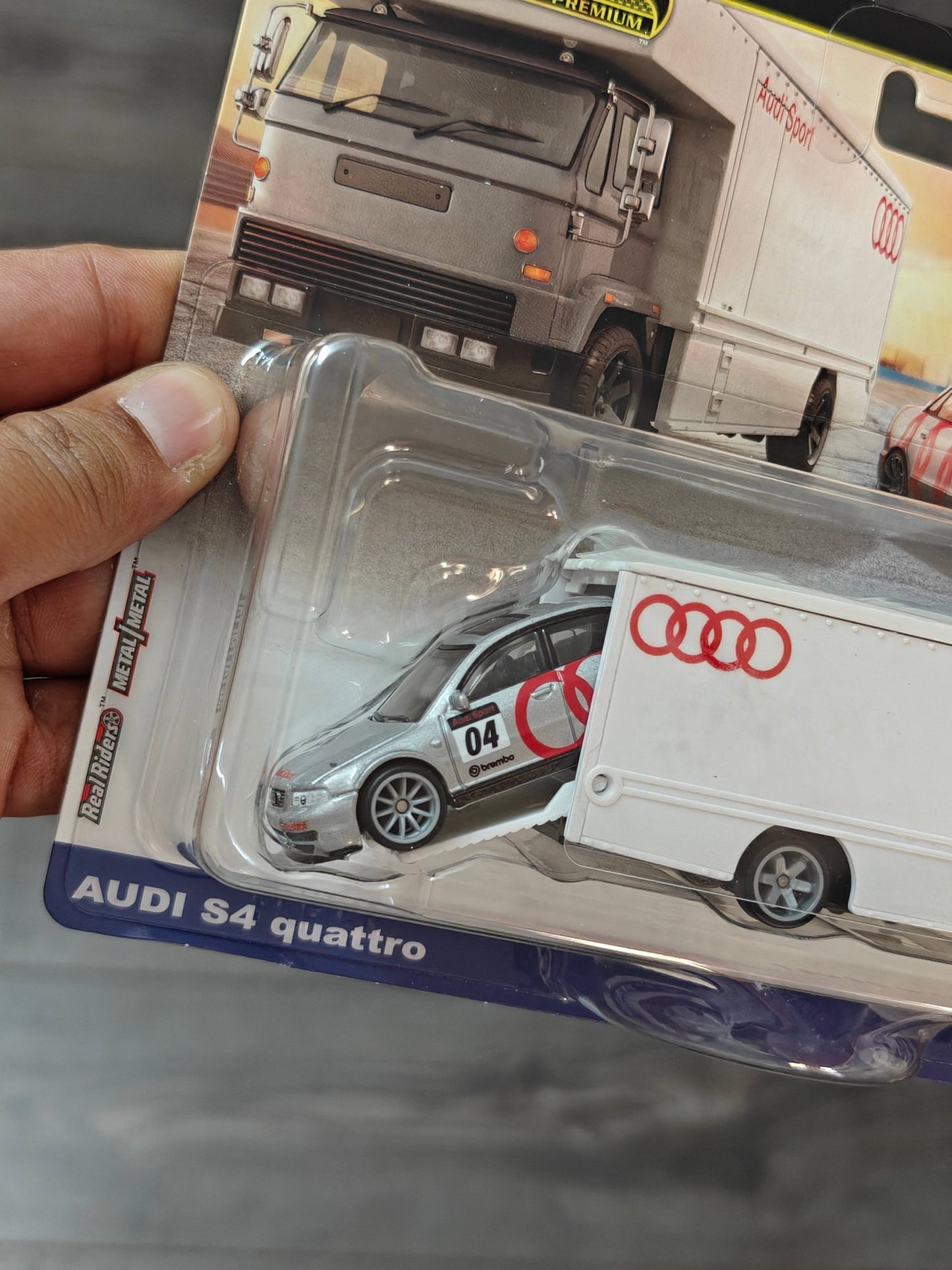 Hot Wheels Team Transport Fleet Flyer and Audi S4 Quattro (Imported) - Kinder Logs