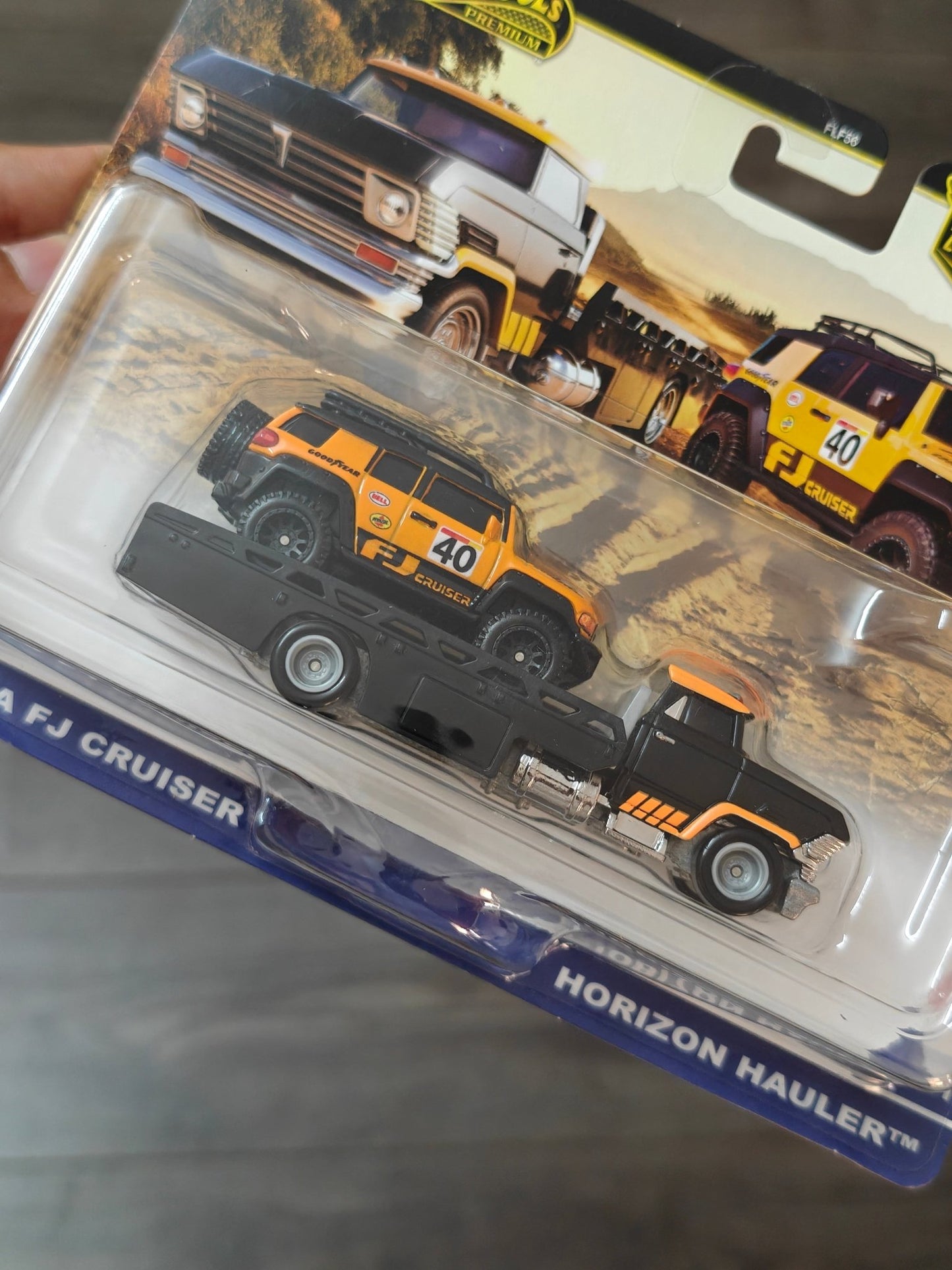 Hot Wheels Team Transport Horizon Hauler and Toyota FJ Cruiser (Imported) - Kinder Logs