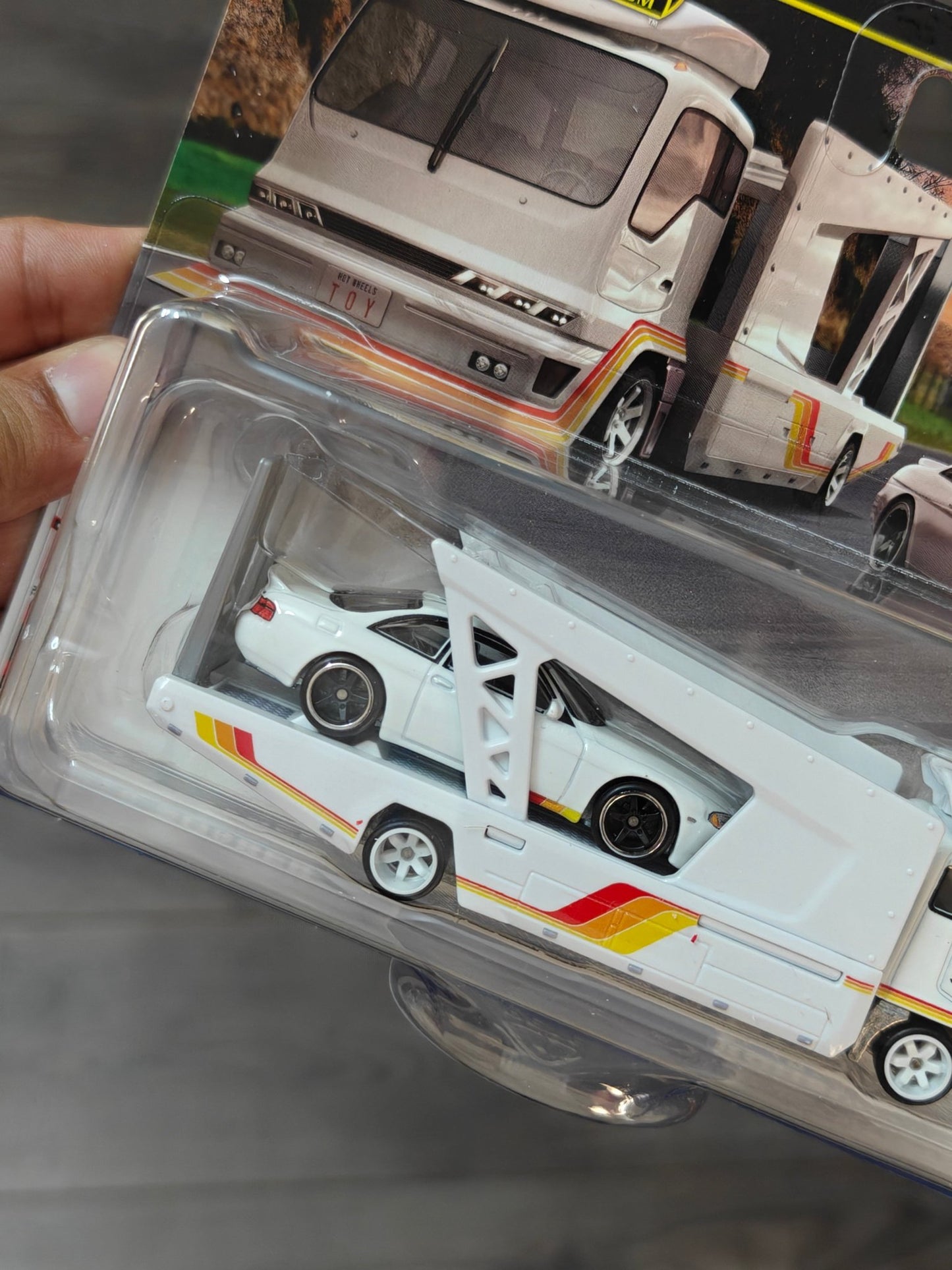 Hot Wheels Team Transport Kousoku Hauler and Toyota Soarer (Imported) - Kinder Logs