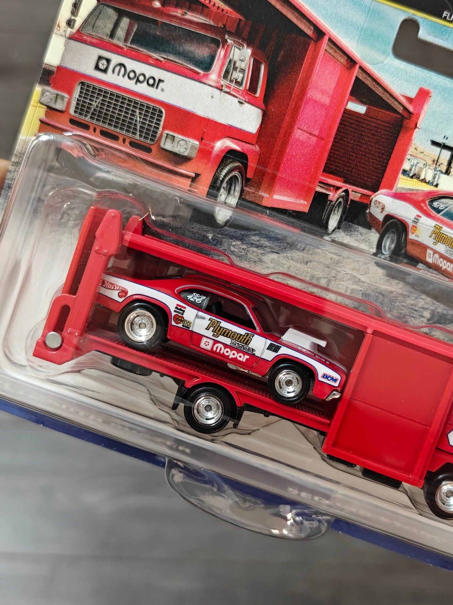 Hot Wheels Team Transport Second Story Lorry and 1973 Plymouth Duster (Imported) - Kinder Logs