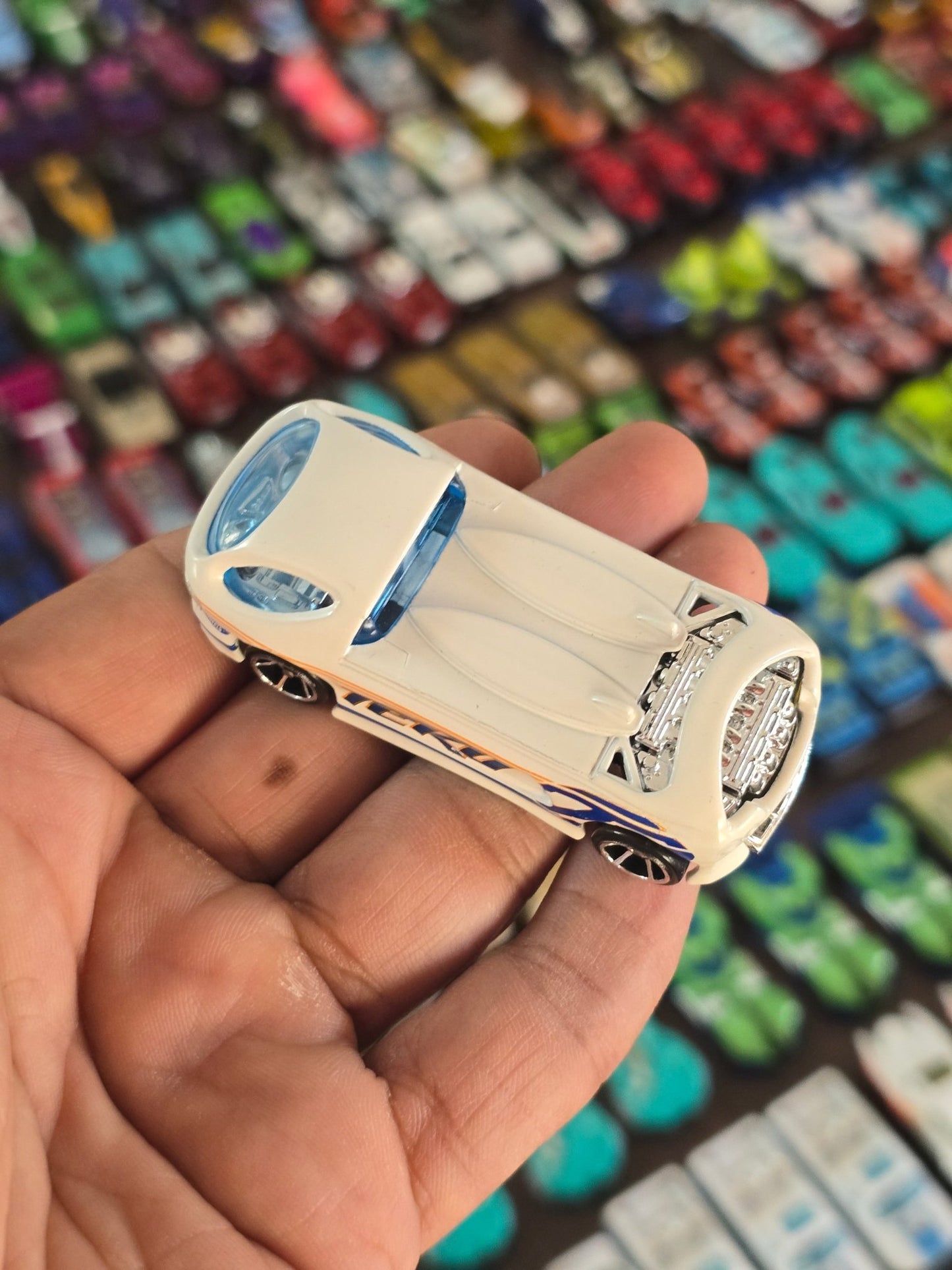 Hot Wheels TEKU Deora II - White (Uncarded - New) - Kinder Logs