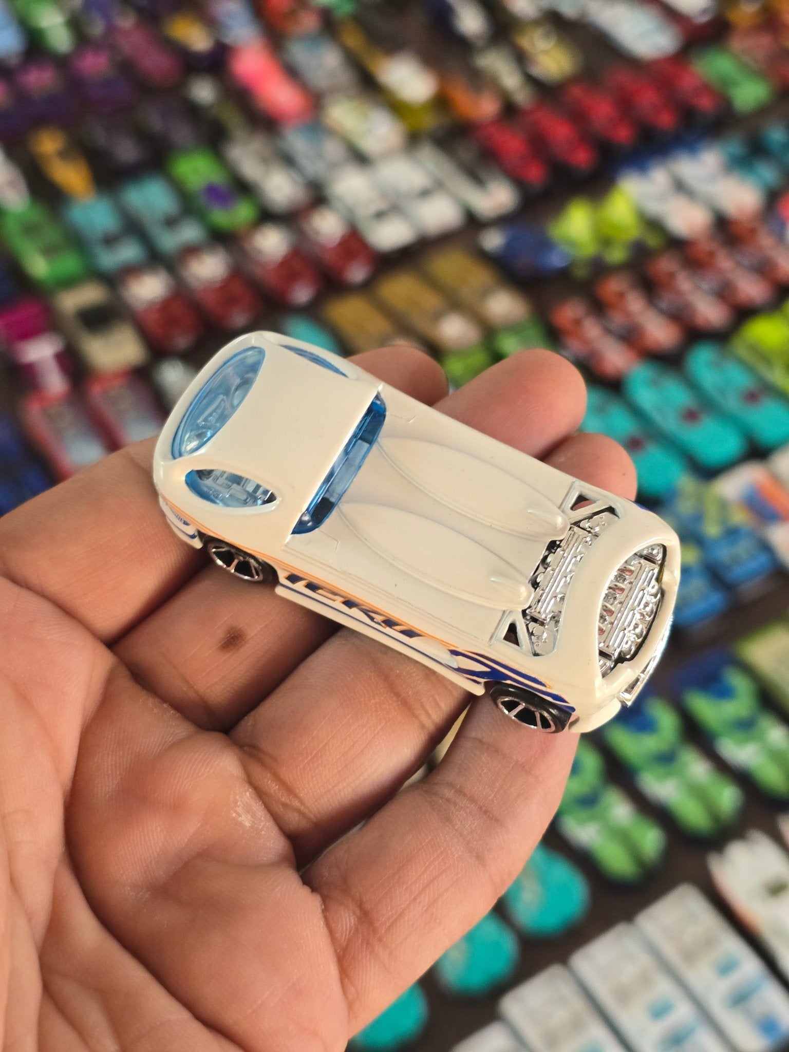 Hot Wheels TEKU Deora II - White (Uncarded - New) - Kinder Logs