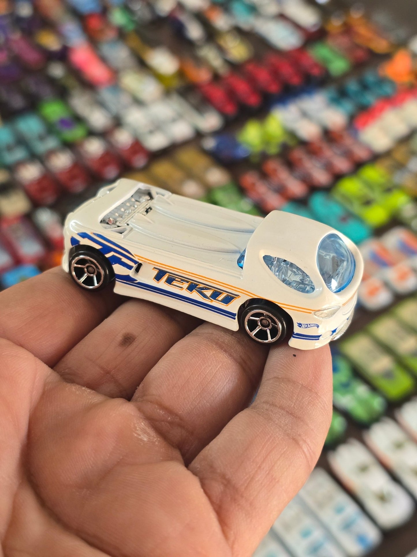 Hot Wheels TEKU Deora II - White (Uncarded - New) - Kinder Logs