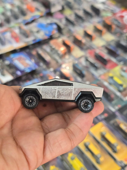 Hot Wheels Tesla Cybertruck (Uncarded) - Kinder Logs