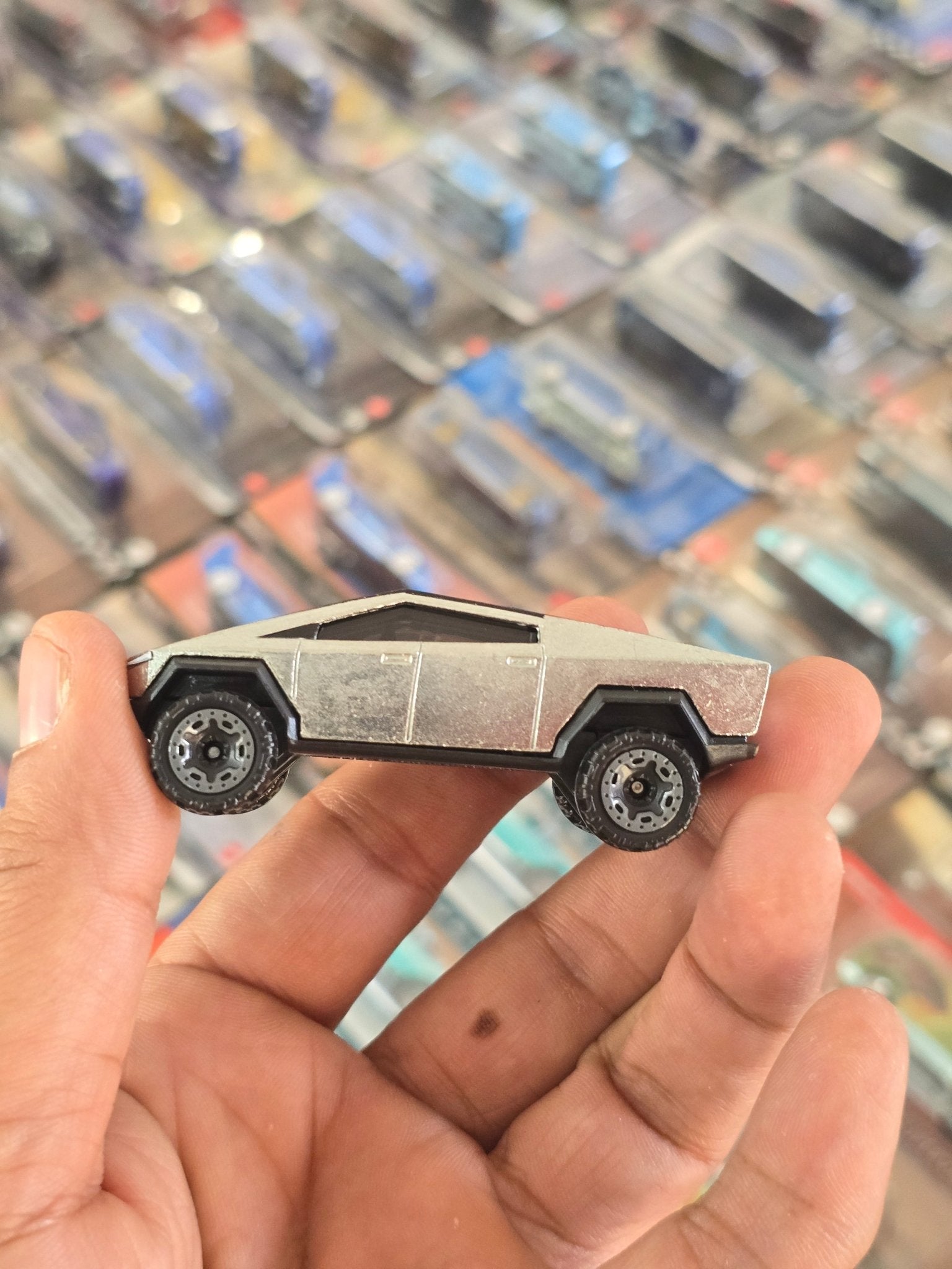Hot Wheels Tesla Cybertruck (Uncarded) - Kinder Logs