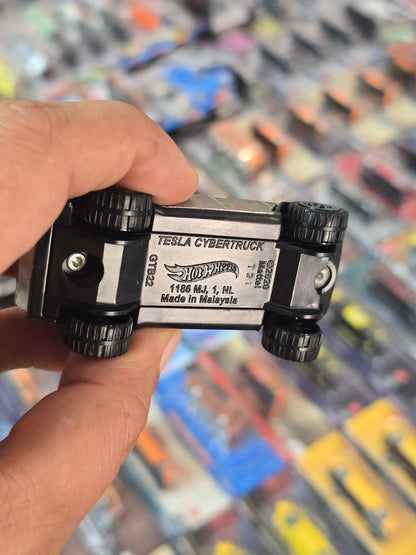 Hot Wheels Tesla Cybertruck (Uncarded) - Kinder Logs