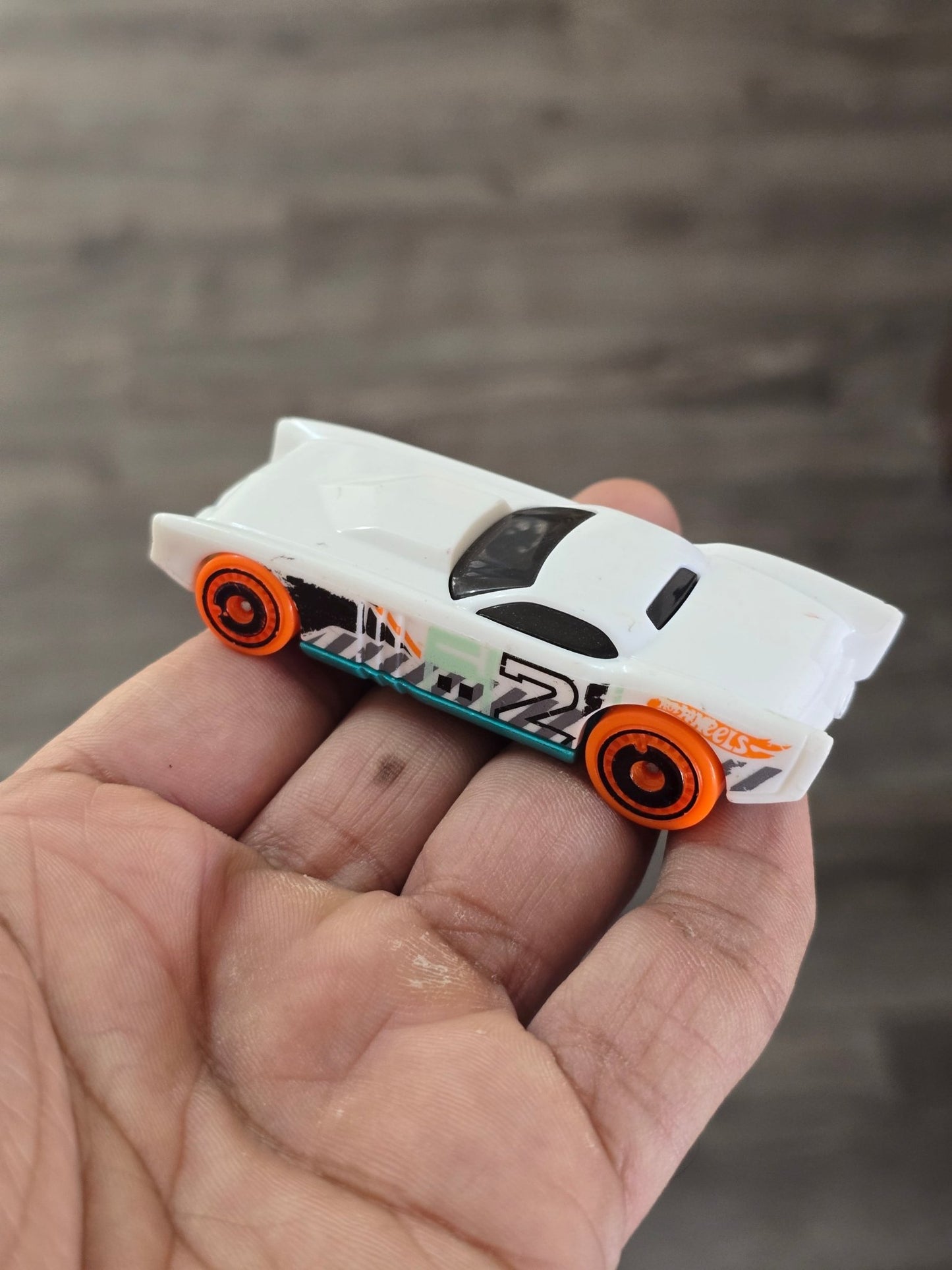 Hot Wheels The Gov'ner - White (Pre - Owned) - Kinder Logs