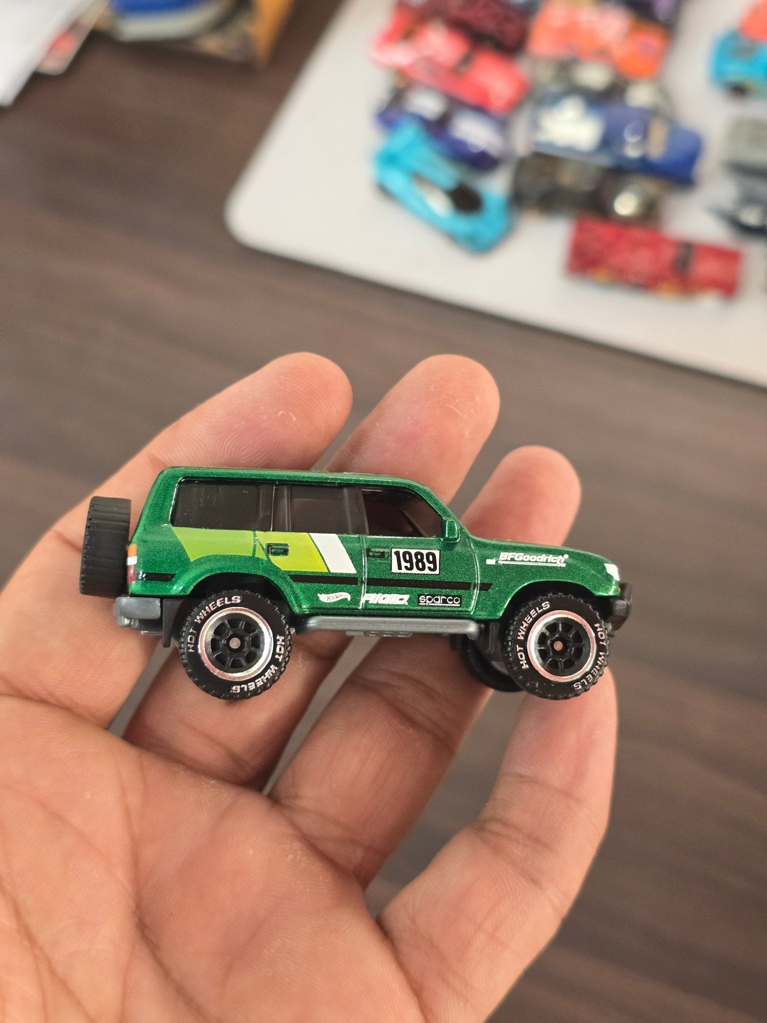 Hot Wheels Toyota Land Cruiser 80 - Silver Series (Uncarded) - Kinder Logs