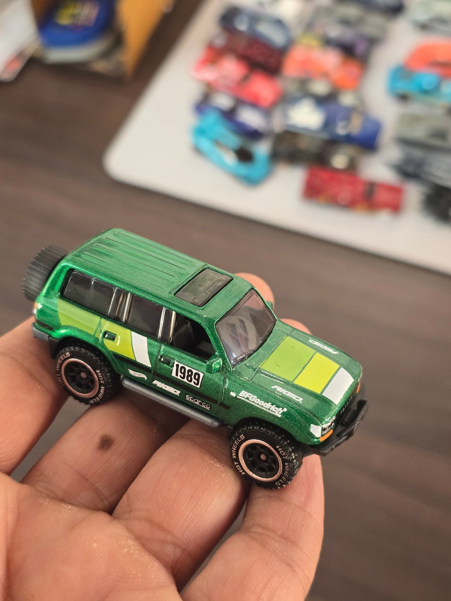 Hot Wheels Toyota Land Cruiser 80 - Silver Series (Uncarded) - Kinder Logs