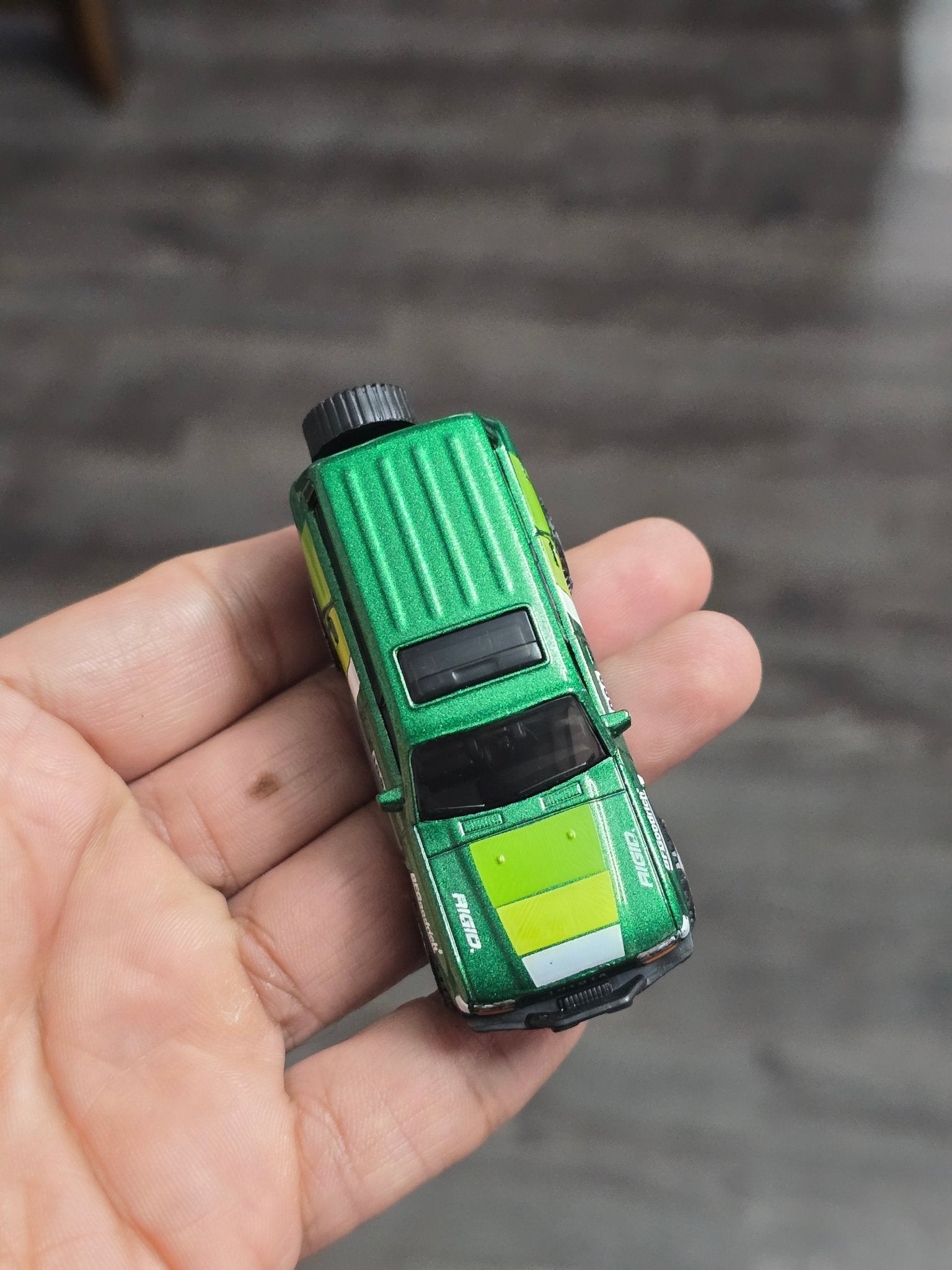 Hot Wheels Toyota Land Cruiser 80 - Silver Series (Uncarded - New) - Kinder Logs