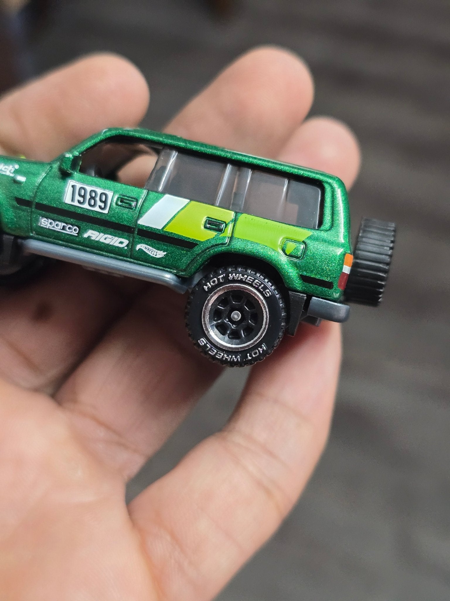 Hot Wheels Toyota Land Cruiser 80 - Silver Series (Uncarded - New) - Kinder Logs