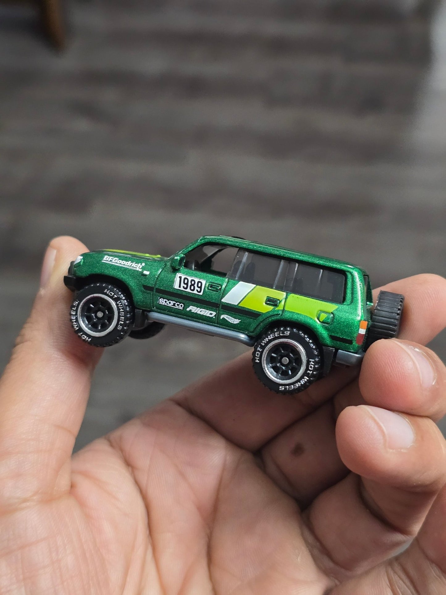 Hot Wheels Toyota Land Cruiser 80 - Silver Series (Uncarded - New) - Kinder Logs