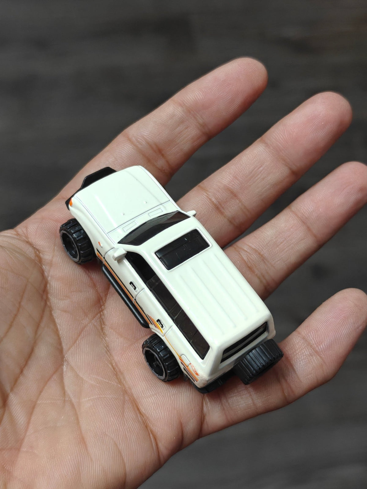 Hot Wheels Toyota Land Cruiser 80 (Uncarded - New) - Kinder Logs