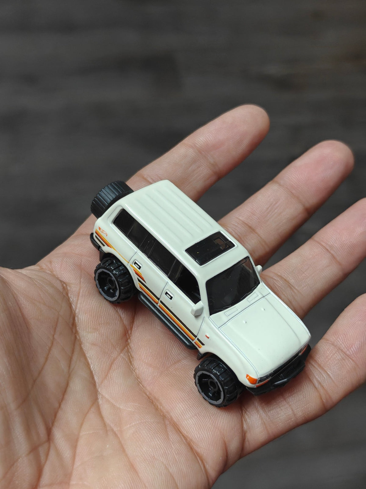 Hot Wheels Toyota Land Cruiser 80 (Uncarded - New) - Kinder Logs