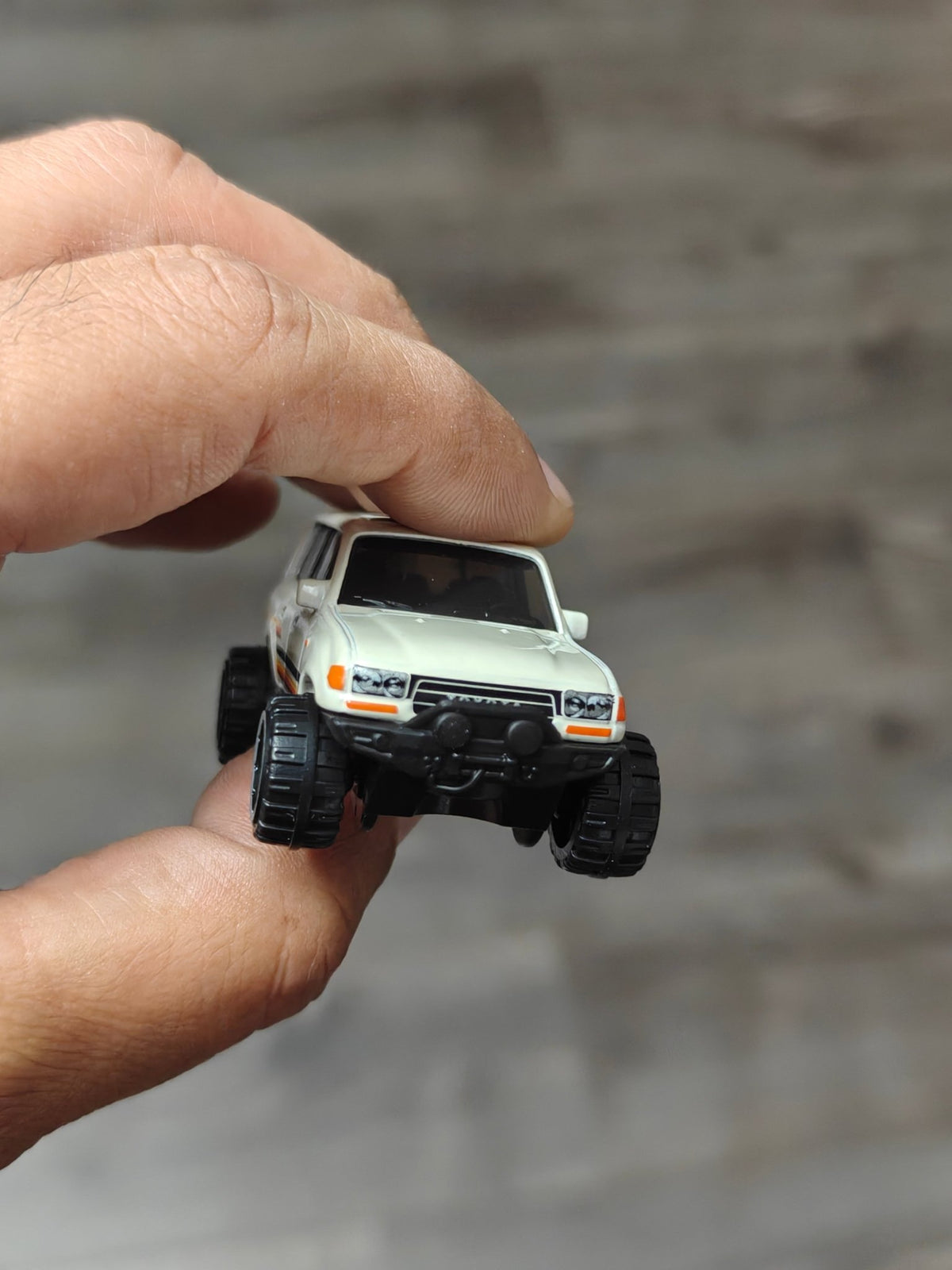 Hot Wheels Toyota Land Cruiser 80 (Uncarded - New) - Kinder Logs