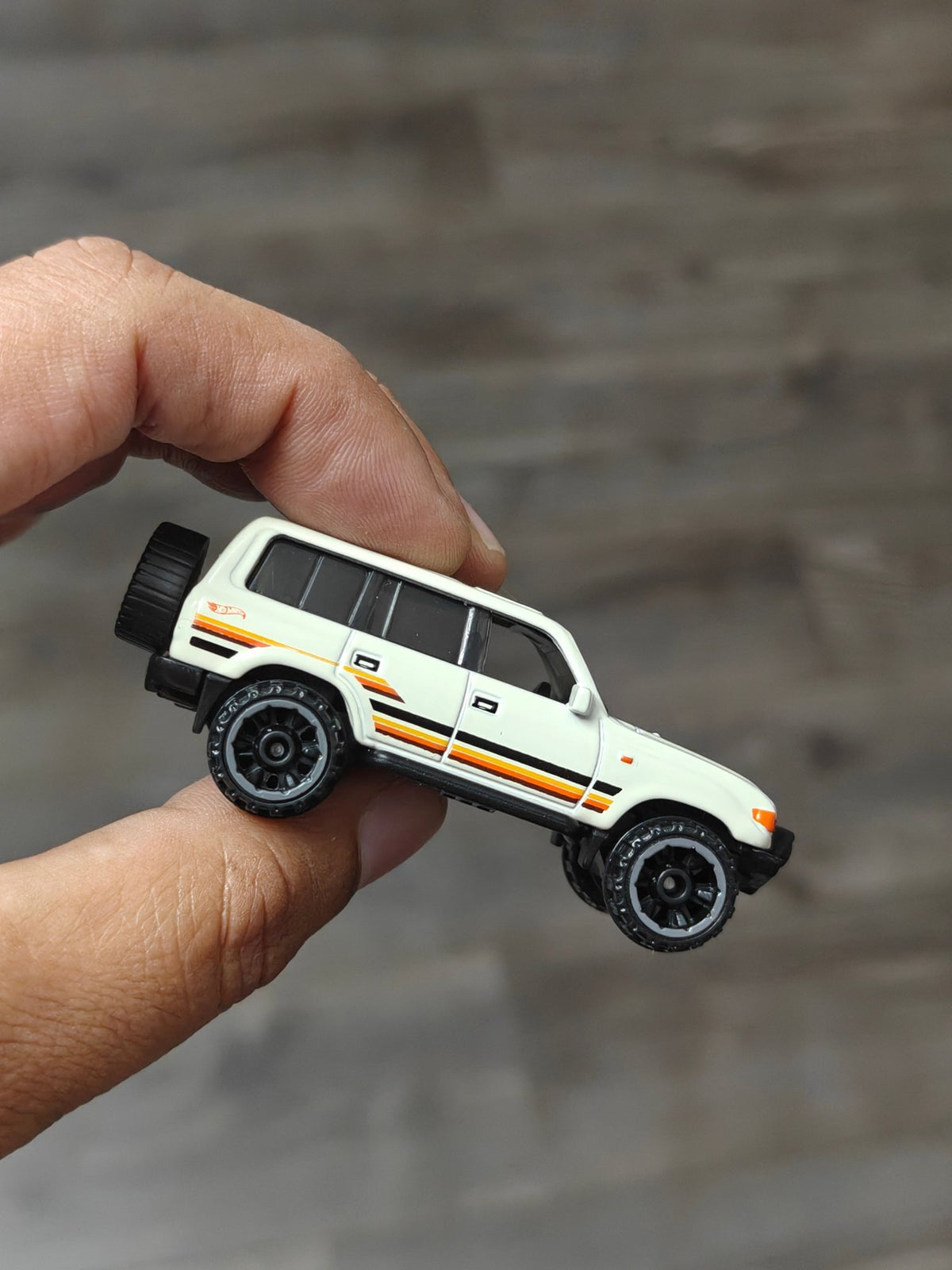 Hot Wheels Toyota Land Cruiser 80 (Uncarded - New) - Kinder Logs