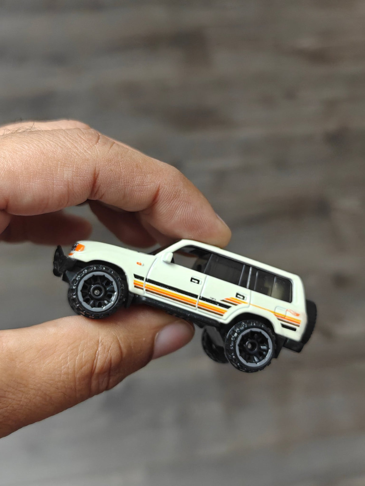 Hot Wheels Toyota Land Cruiser 80 (Uncarded - New) - Kinder Logs