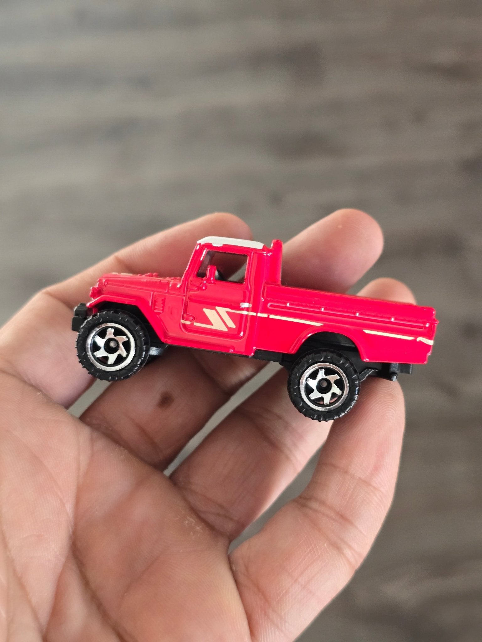 Hot Wheels Toyota Land Cruiser Pickup - Silver Series (Uncarded - New) - Kinder Logs