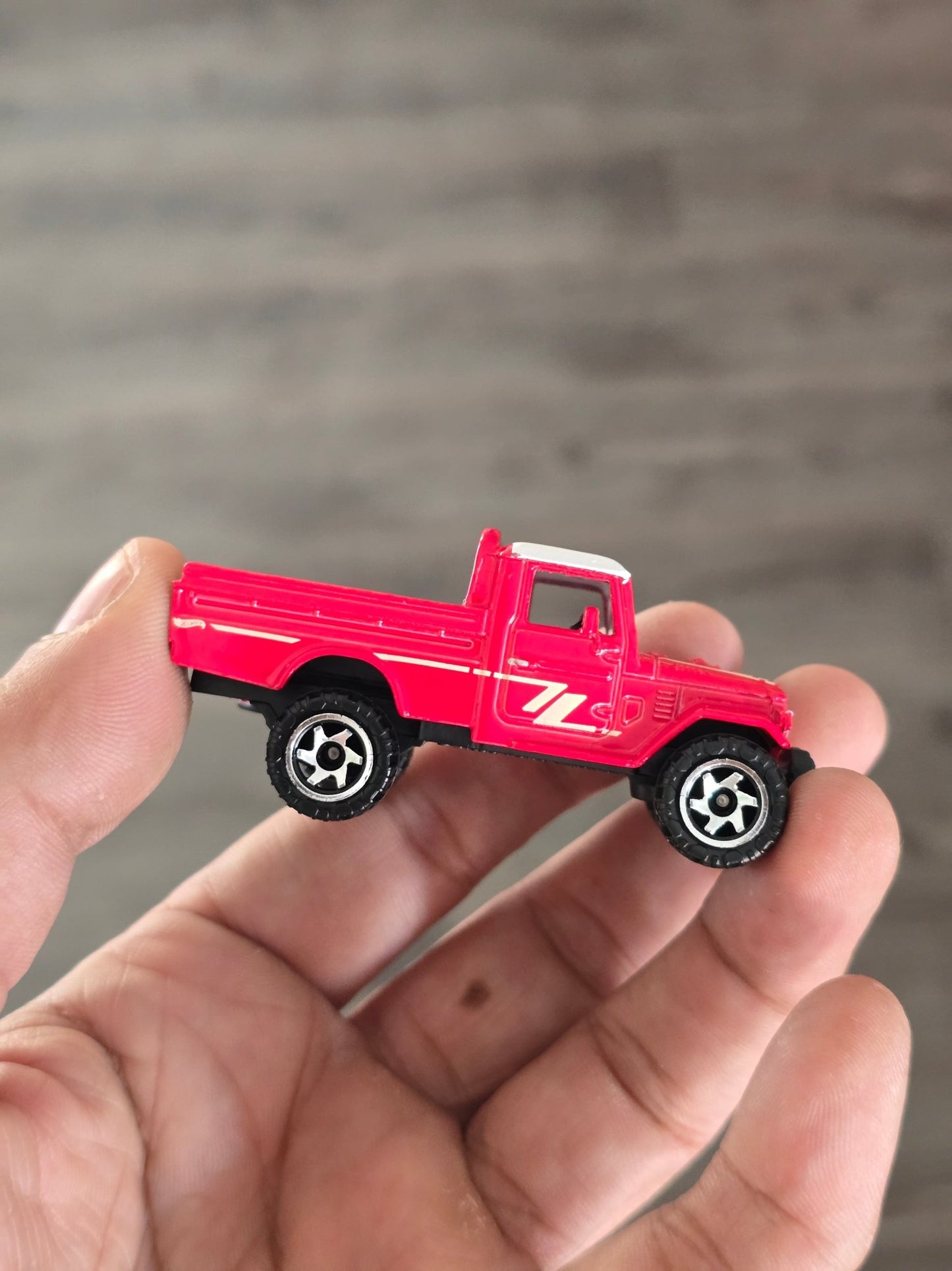 Hot Wheels Toyota Land Cruiser Pickup - Silver Series (Uncarded - New) - Kinder Logs