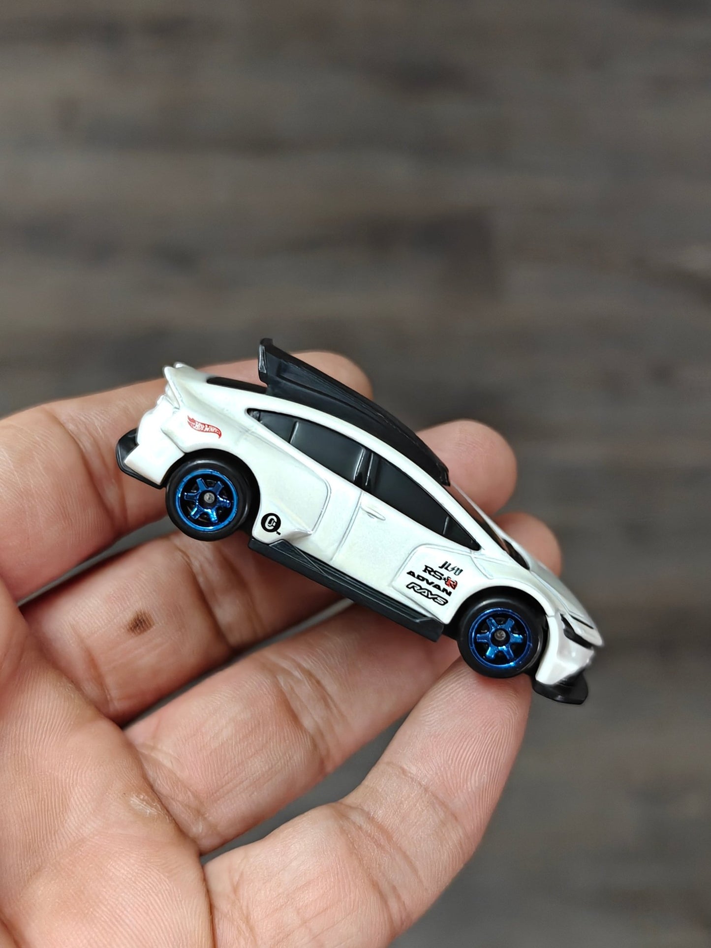 Hot Wheels Toyota Prius Custom - White (Uncarded - New) - Kinder Logs