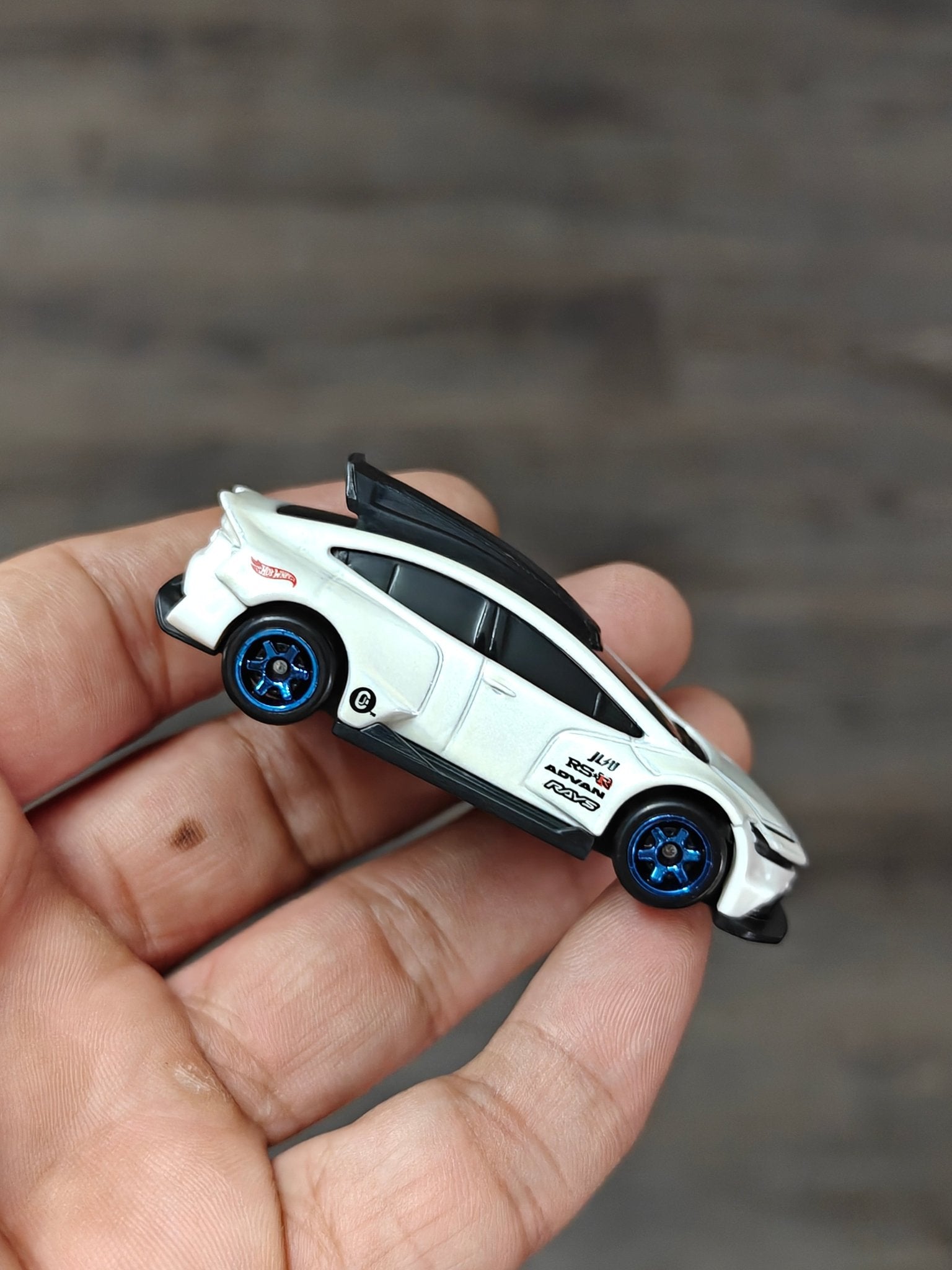 Hot Wheels Toyota Prius Custom - White (Uncarded - New) - Kinder Logs