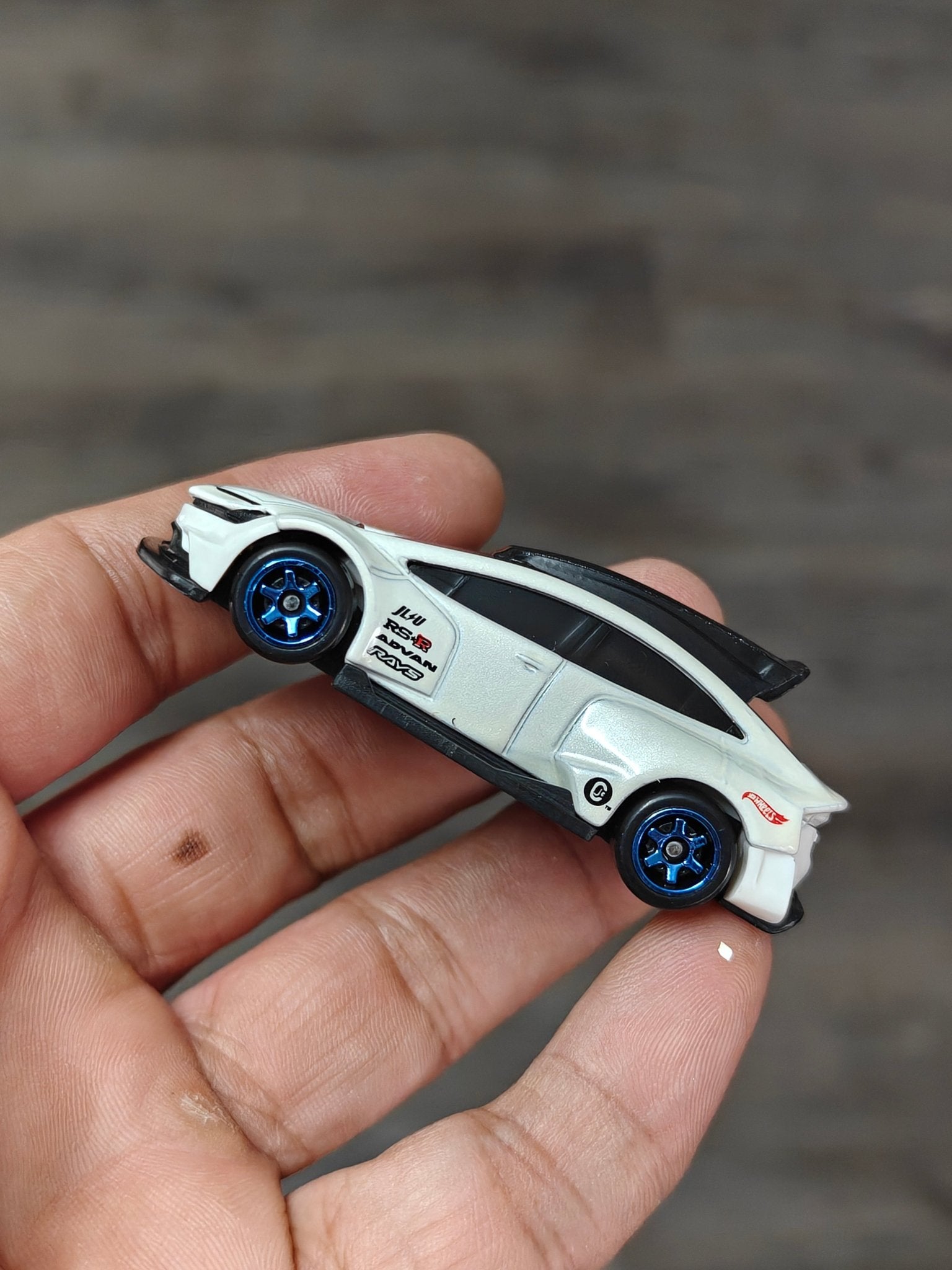 Hot Wheels Toyota Prius Custom - White (Uncarded - New) - Kinder Logs