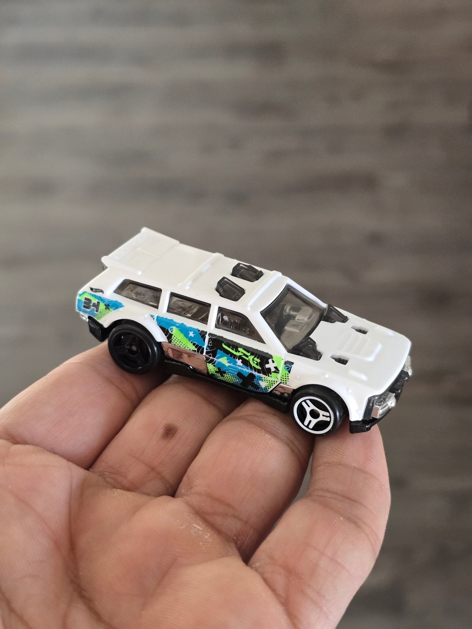 Hot Wheels Track Dwagon - White (Uncarded - New) - Kinder Logs