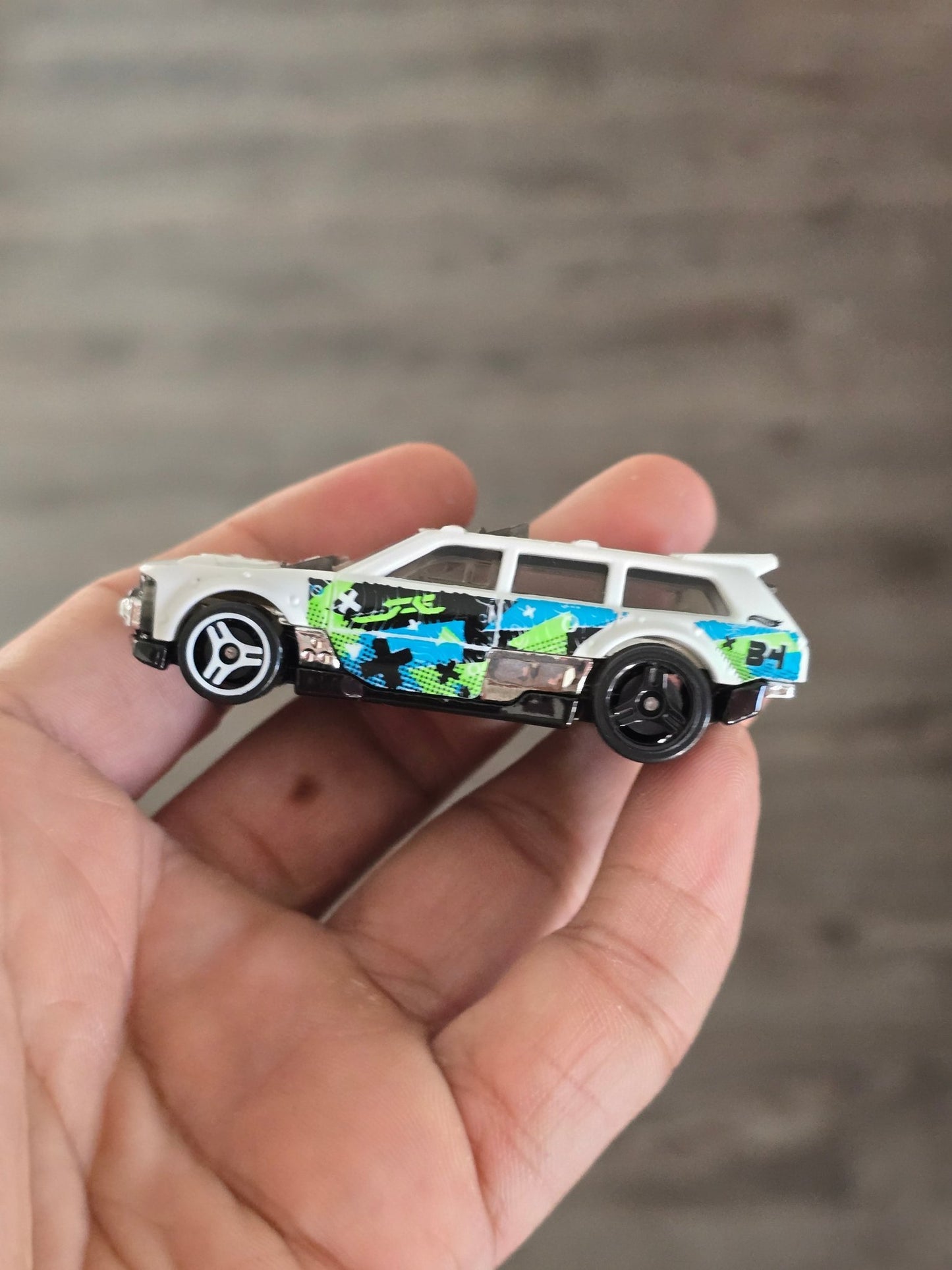 Hot Wheels Track Dwagon - White (Uncarded - New) - Kinder Logs