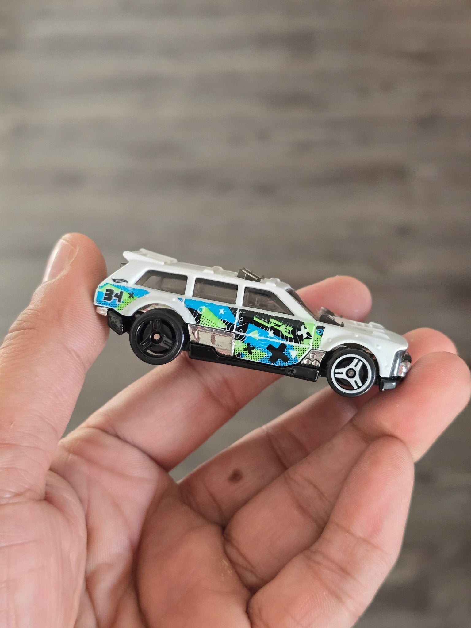 Hot Wheels Track Dwagon - White (Uncarded - New) - Kinder Logs