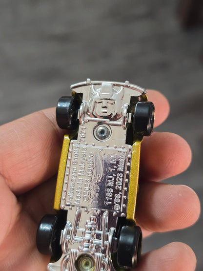 Hot Wheels Transformers Bumblebee - Gold (Uncarded - New) - Kinder Logs