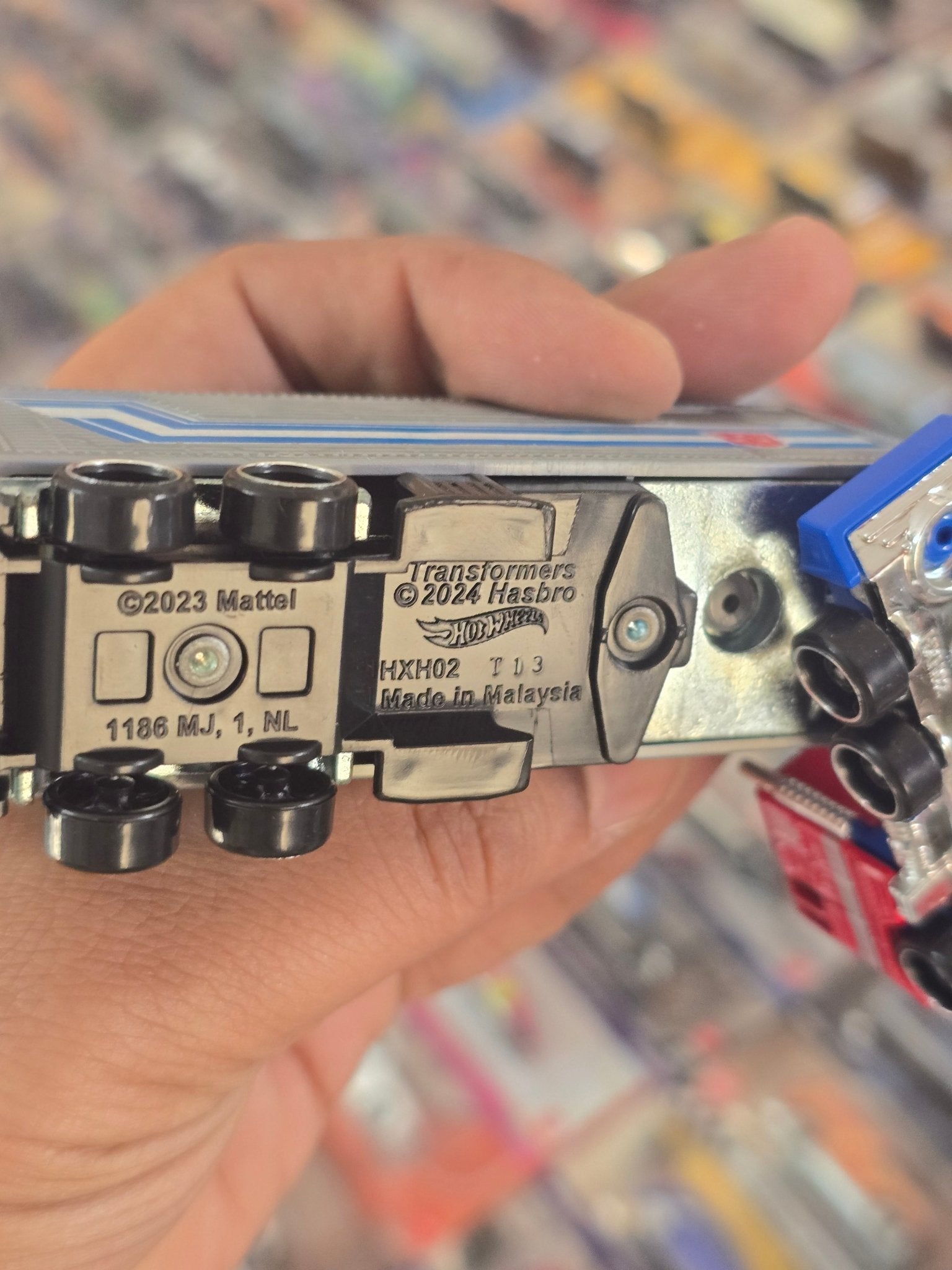 Hot Wheels Transformers Optimus Prime Truck (Uncarded) - Kinder Logs