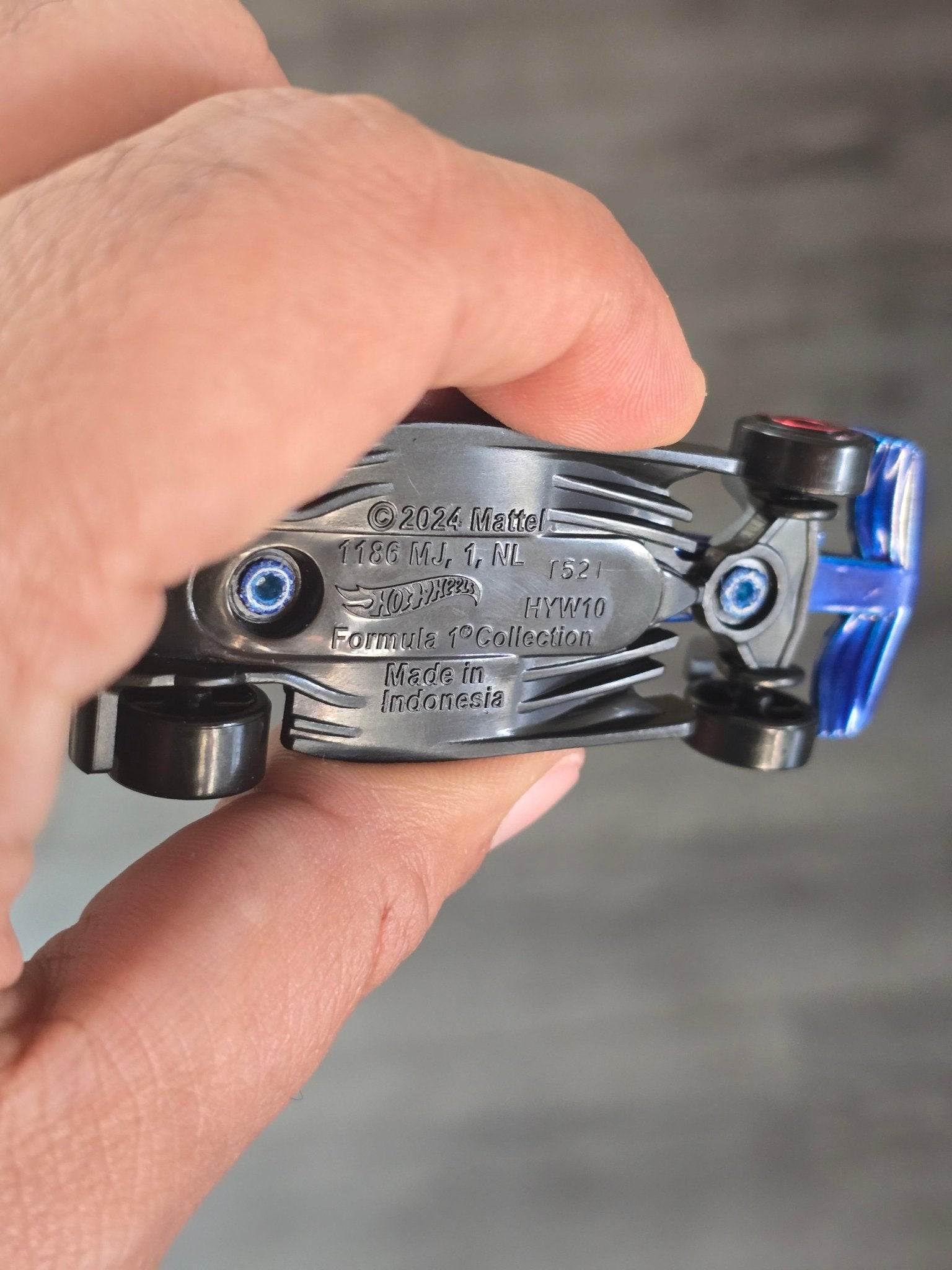 Hot Wheels VISA RB F1 Team Car (Uncarded - New) - Kinder Logs