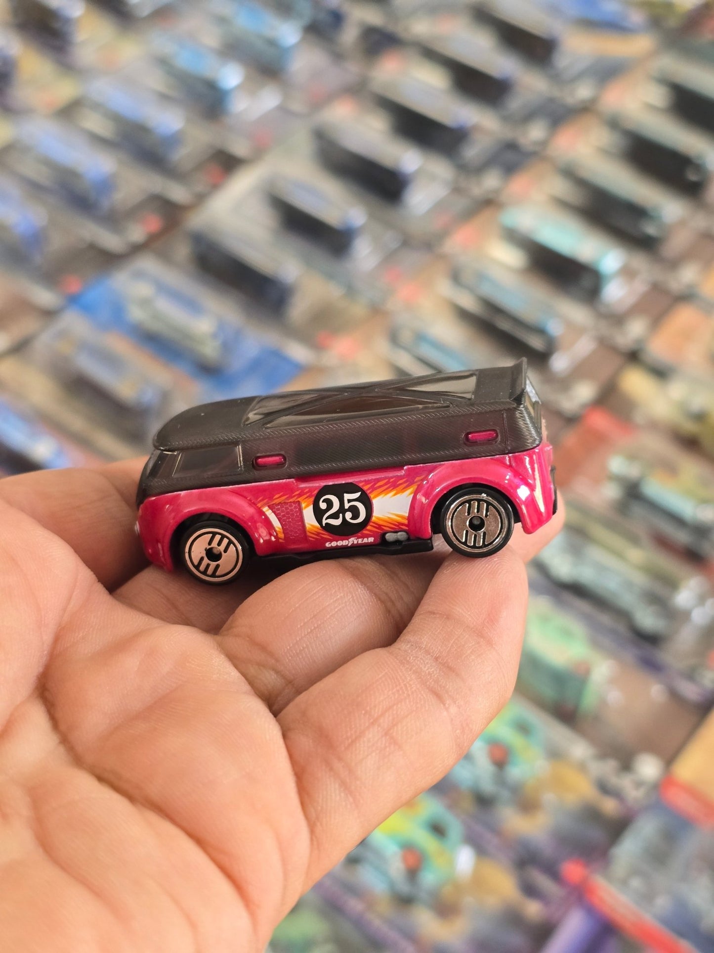 Hot Wheels Volkswagen T1 GTR - Ultra Hots (Uncarded) - Kinder Logs