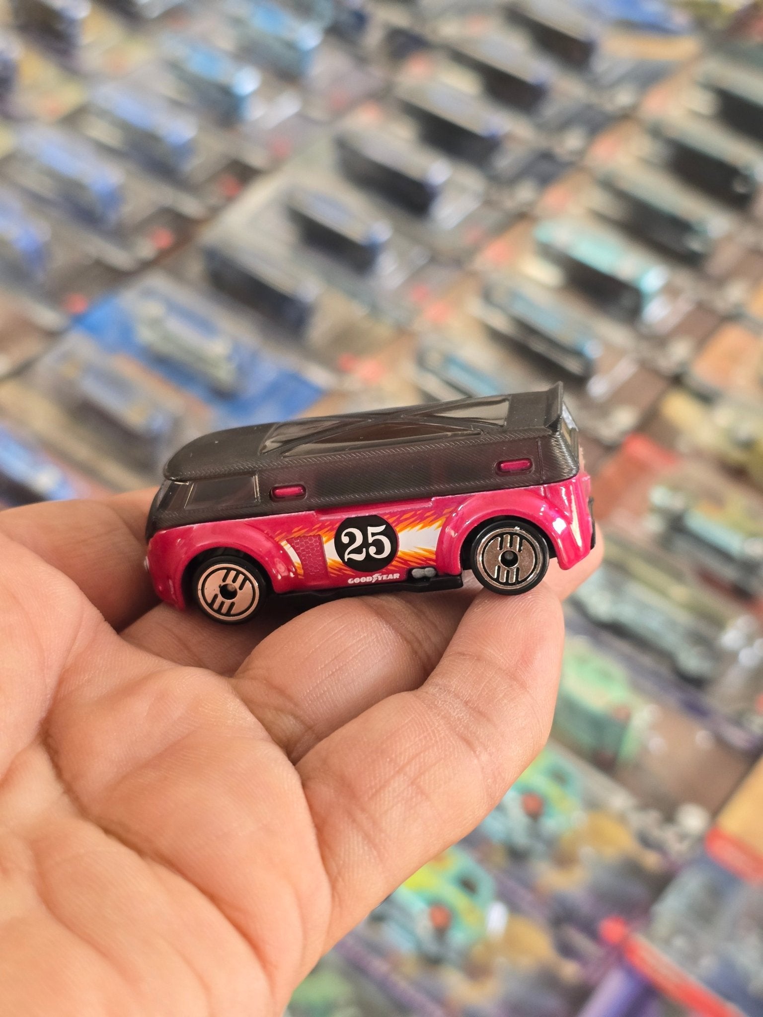 Hot Wheels Volkswagen T1 GTR - Ultra Hots (Uncarded) - Kinder Logs