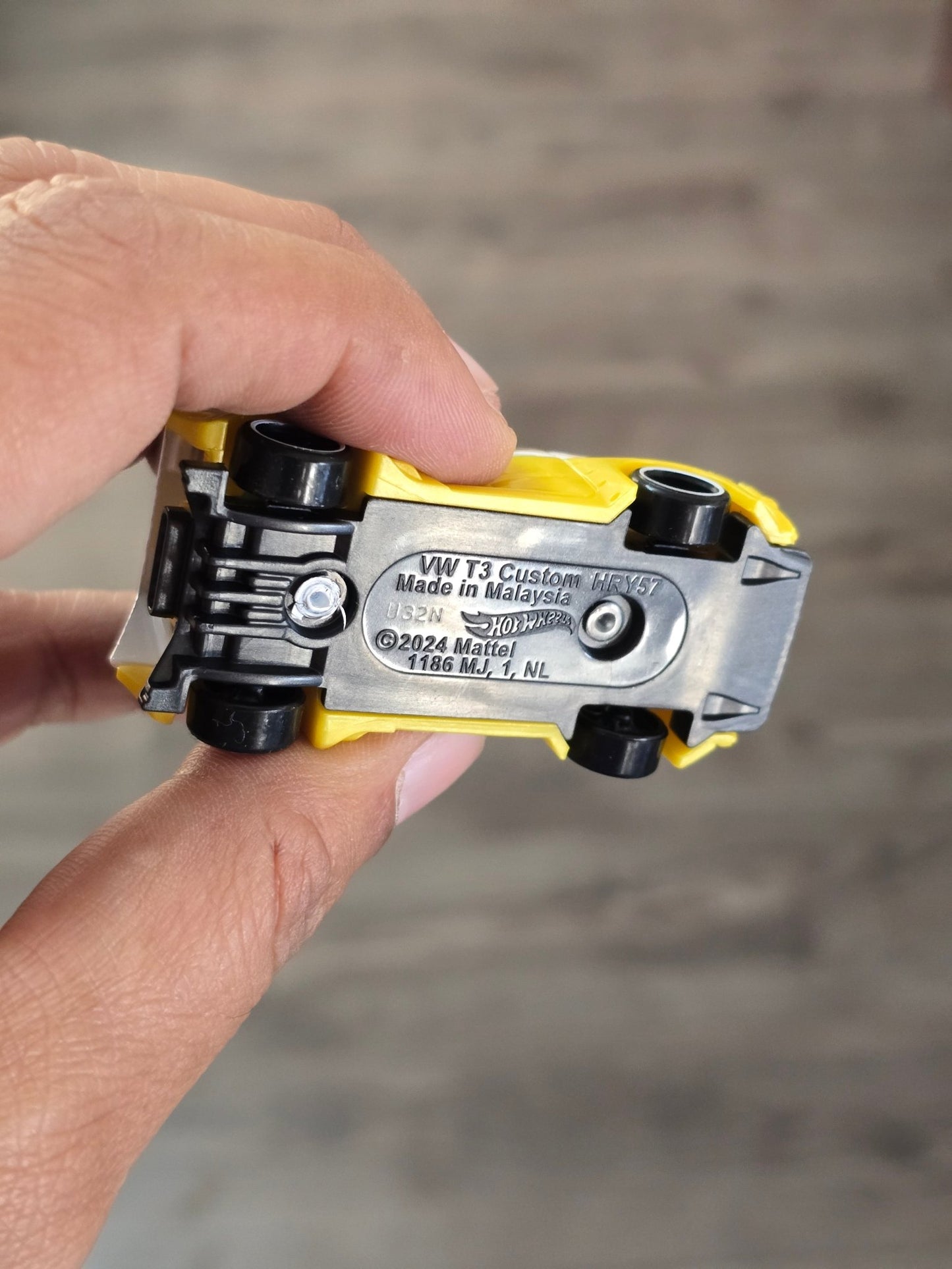 Hot Wheels Volkswagen T3 Custom - Yellow (Uncarded - New) - Kinder Logs