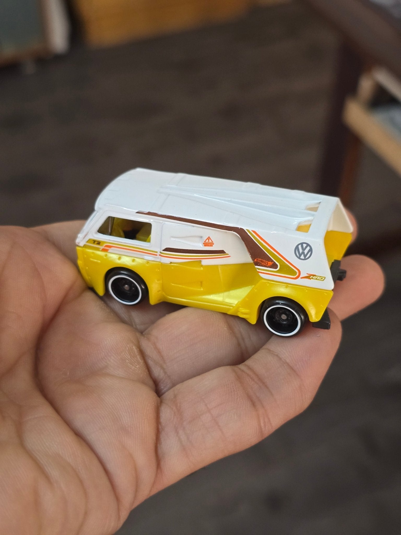 Hot Wheels Volkswagen T3 Custom - Yellow (Uncarded - New) - Kinder Logs