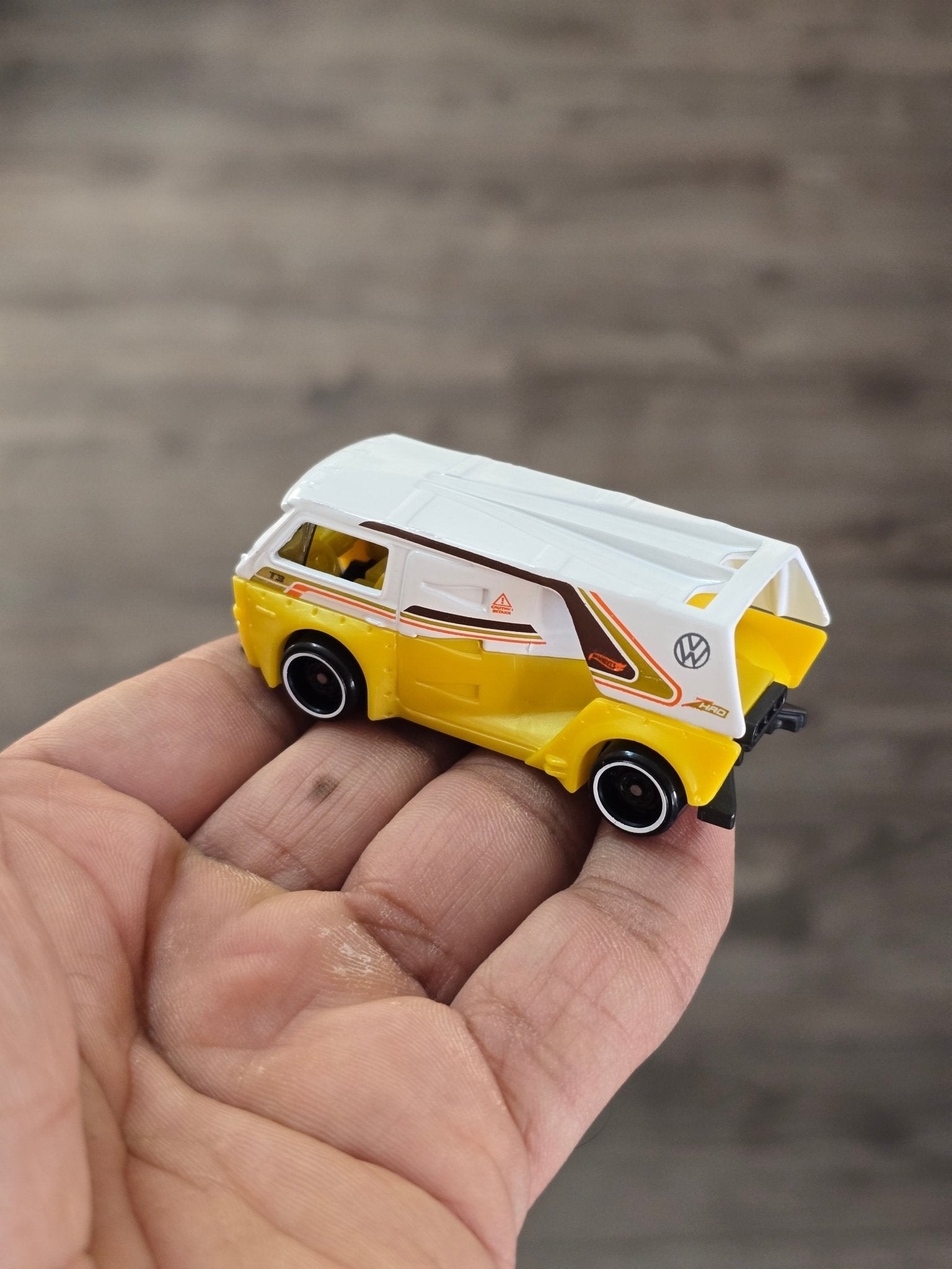 Hot Wheels Volkswagen T3 Custom - Yellow (Uncarded - New) - Kinder Logs