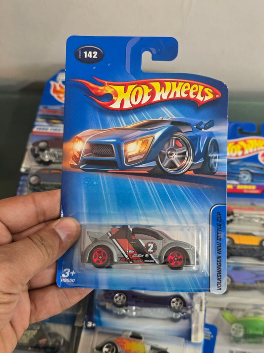 Hot Wheels VW New Beetle Cup - Collector No. 142 - Kinder Logs
