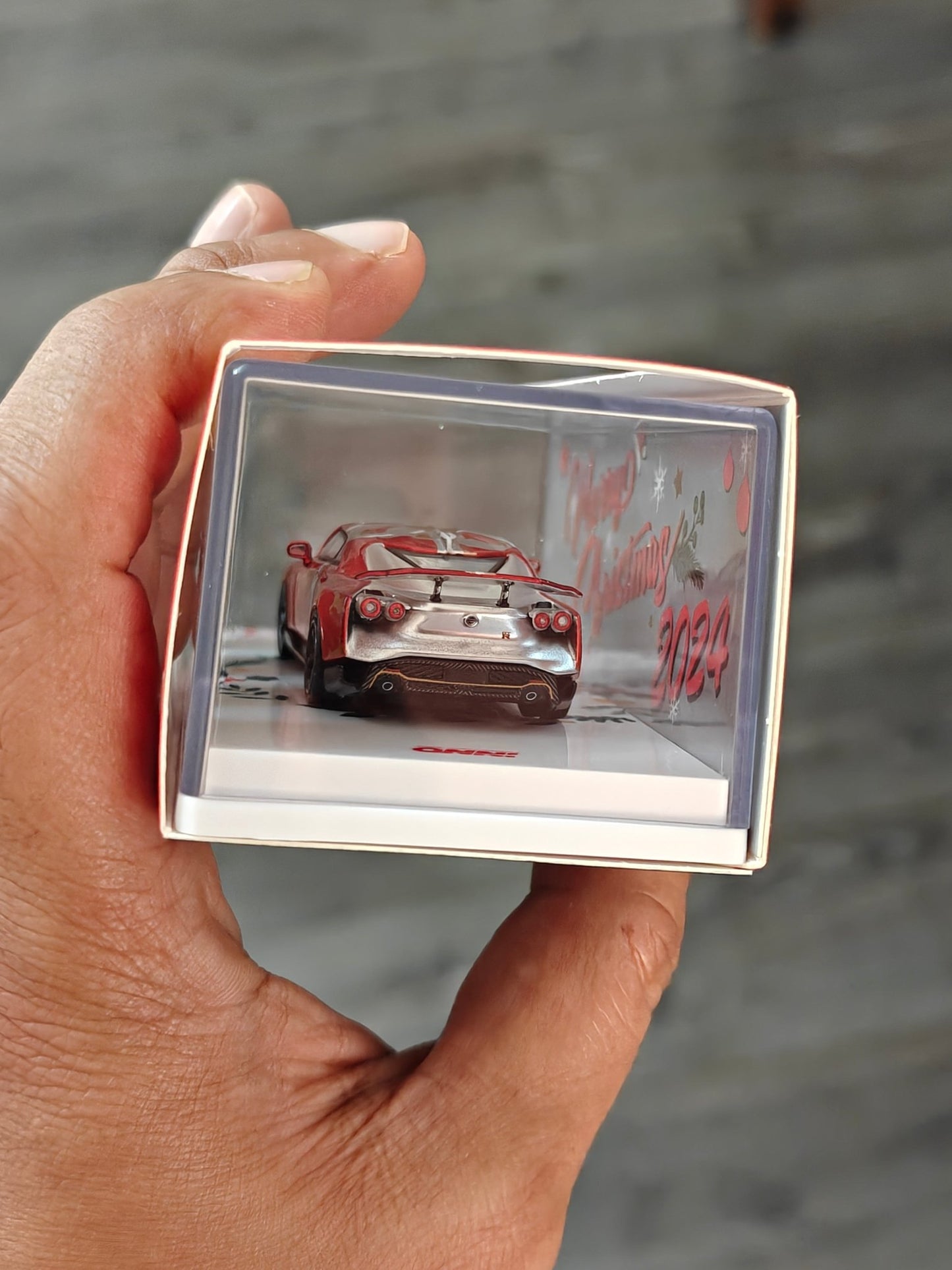 Inno64 Nissan GT - R50 Italdesign Christmas Edition - Kinder Logs