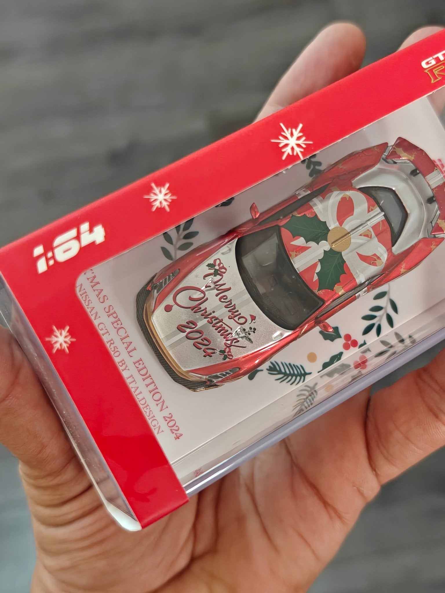 Inno64 Nissan GT - R50 Italdesign Christmas Edition - Kinder Logs