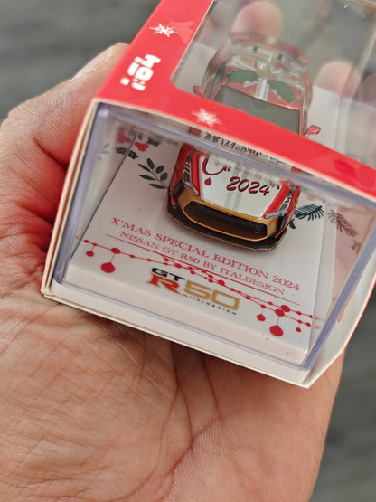 Inno64 Nissan GT - R50 Italdesign Christmas Edition - Kinder Logs
