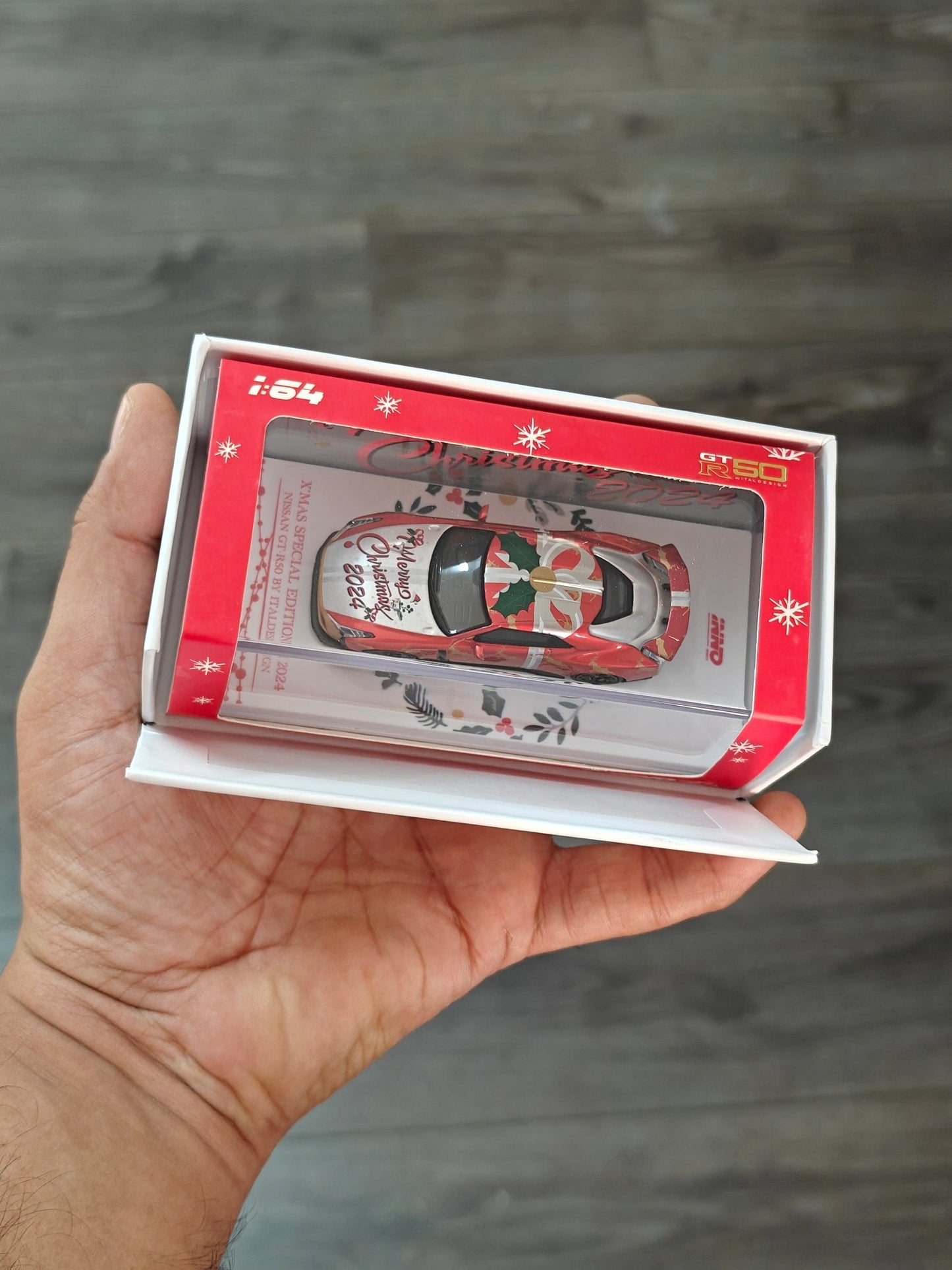 Inno64 Nissan GT - R50 Italdesign Christmas Edition - Kinder Logs