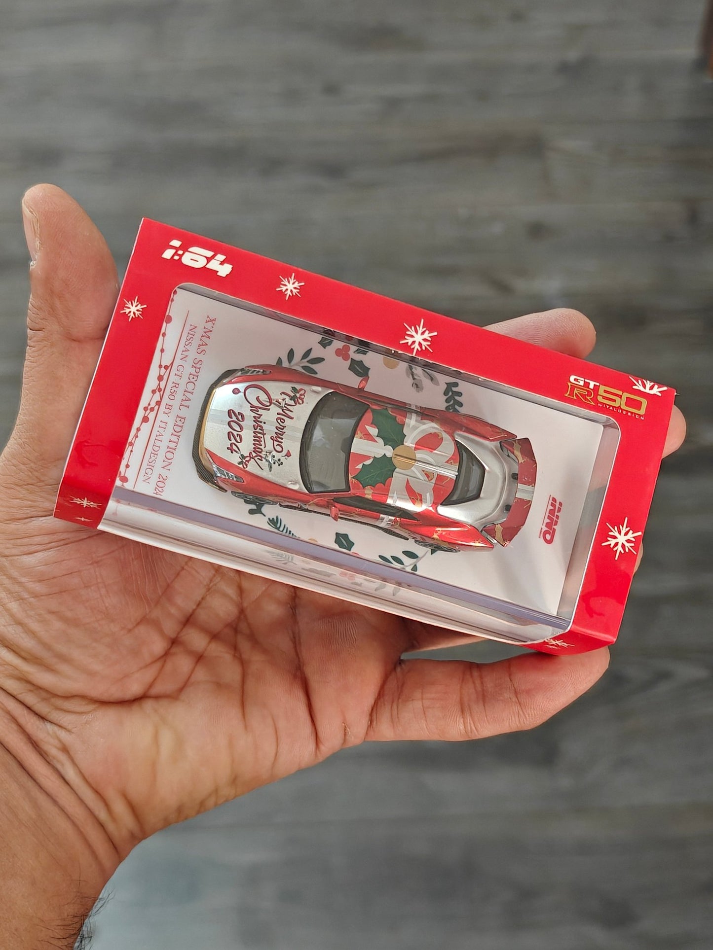 Inno64 Nissan GT - R50 Italdesign Christmas Edition - Kinder Logs