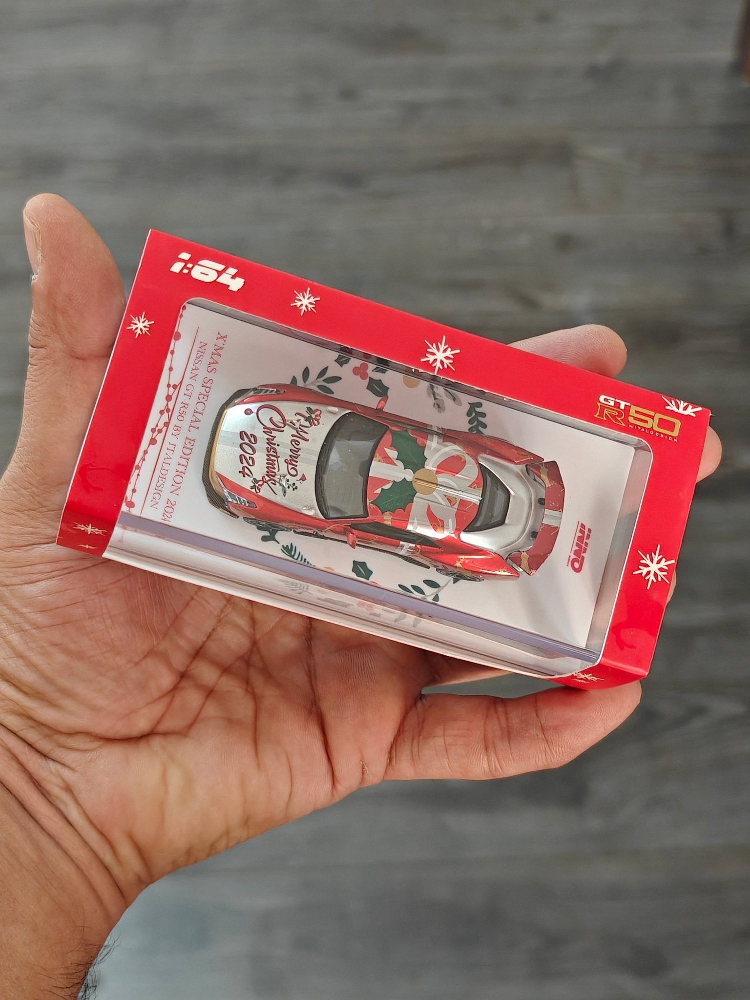 Inno64 Nissan GT - R50 Italdesign Christmas Edition - Kinder Logs