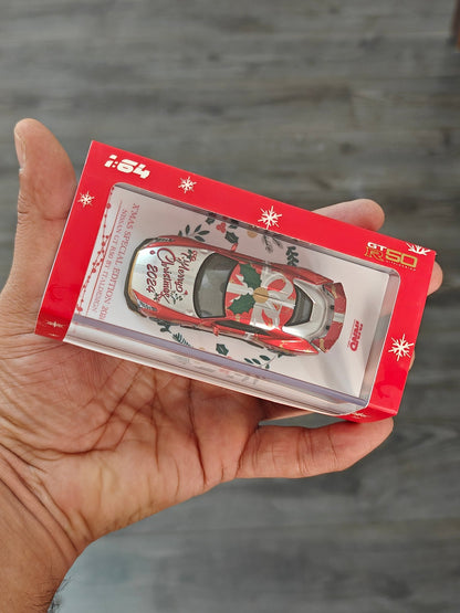 Inno64 Nissan GT - R50 Italdesign Christmas Edition - Kinder Logs