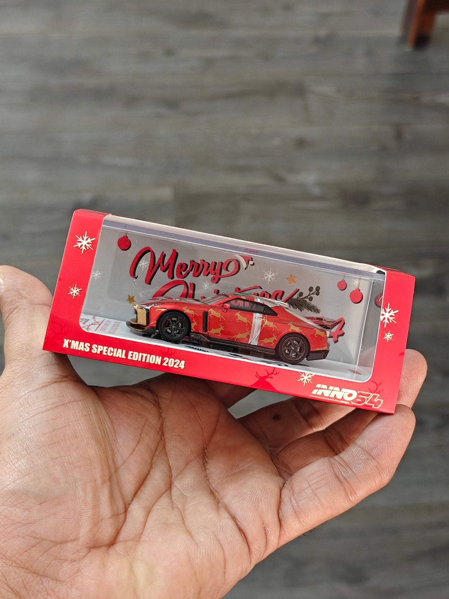 Inno64 Nissan GT - R50 Italdesign Christmas Edition - Kinder Logs