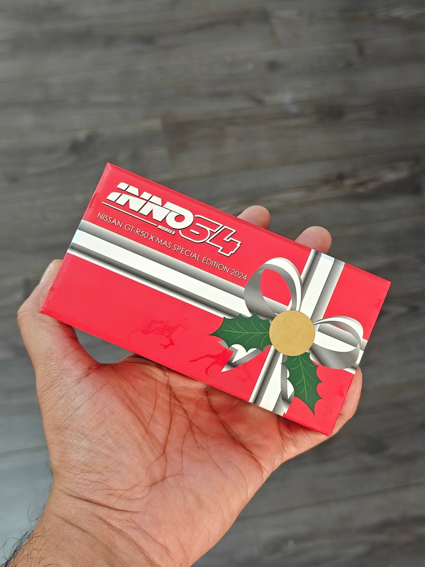 Inno64 Nissan GT - R50 Italdesign Christmas Edition - Kinder Logs