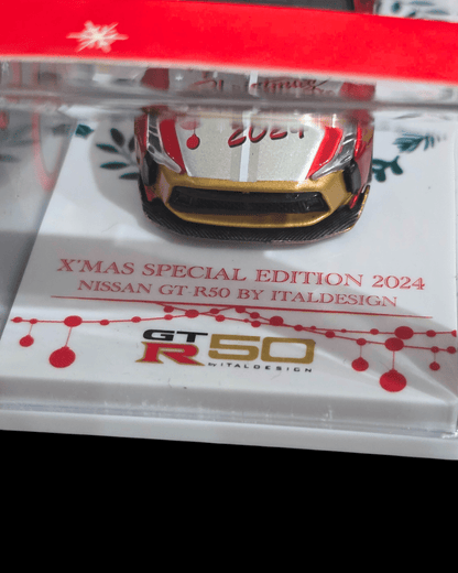 Inno64 Nissan GT - R50 Italdesign Christmas Edition - Kinder Logs